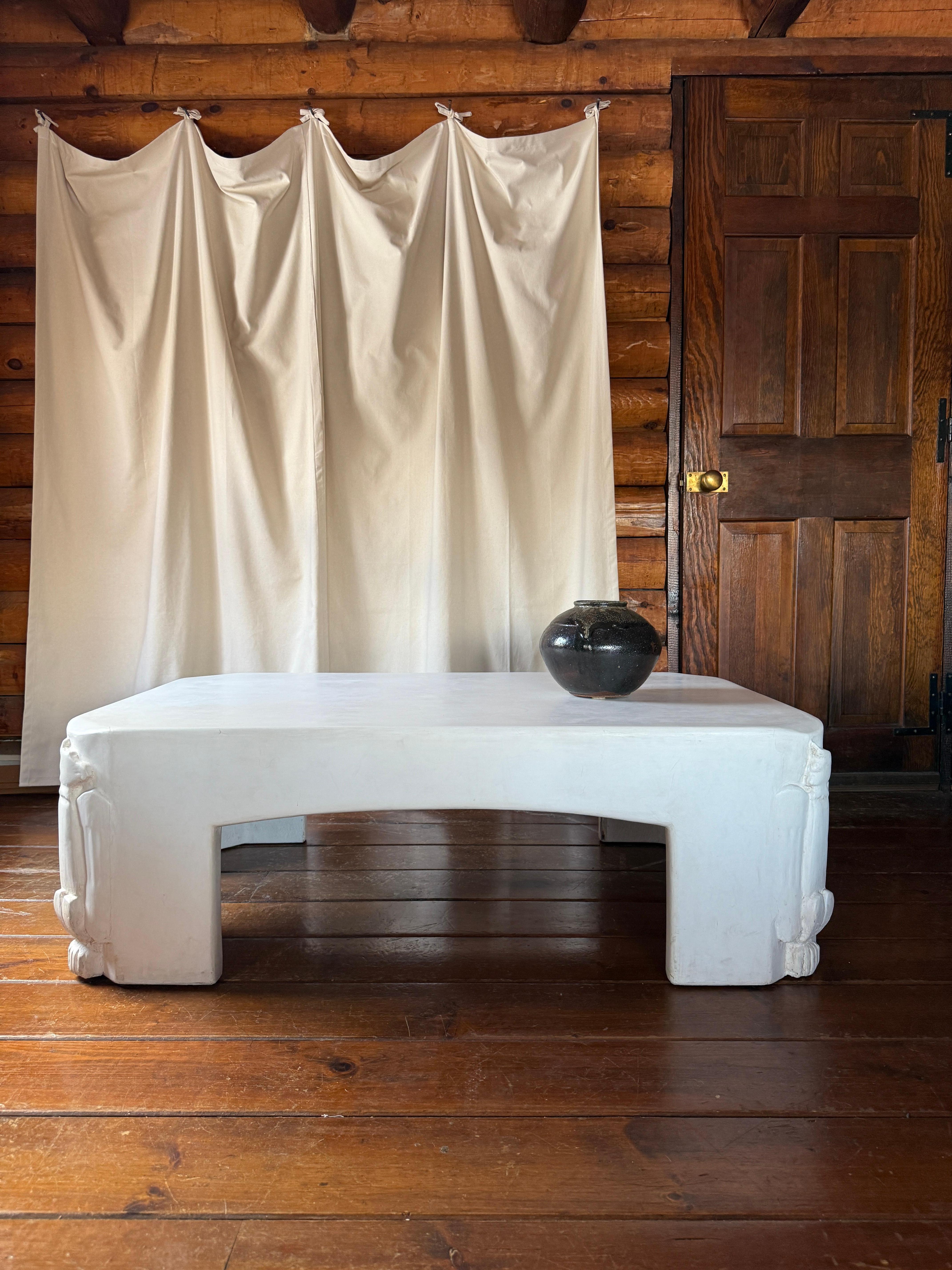 Plâtre Table basse en plâtre blanc avec détails déco en vente