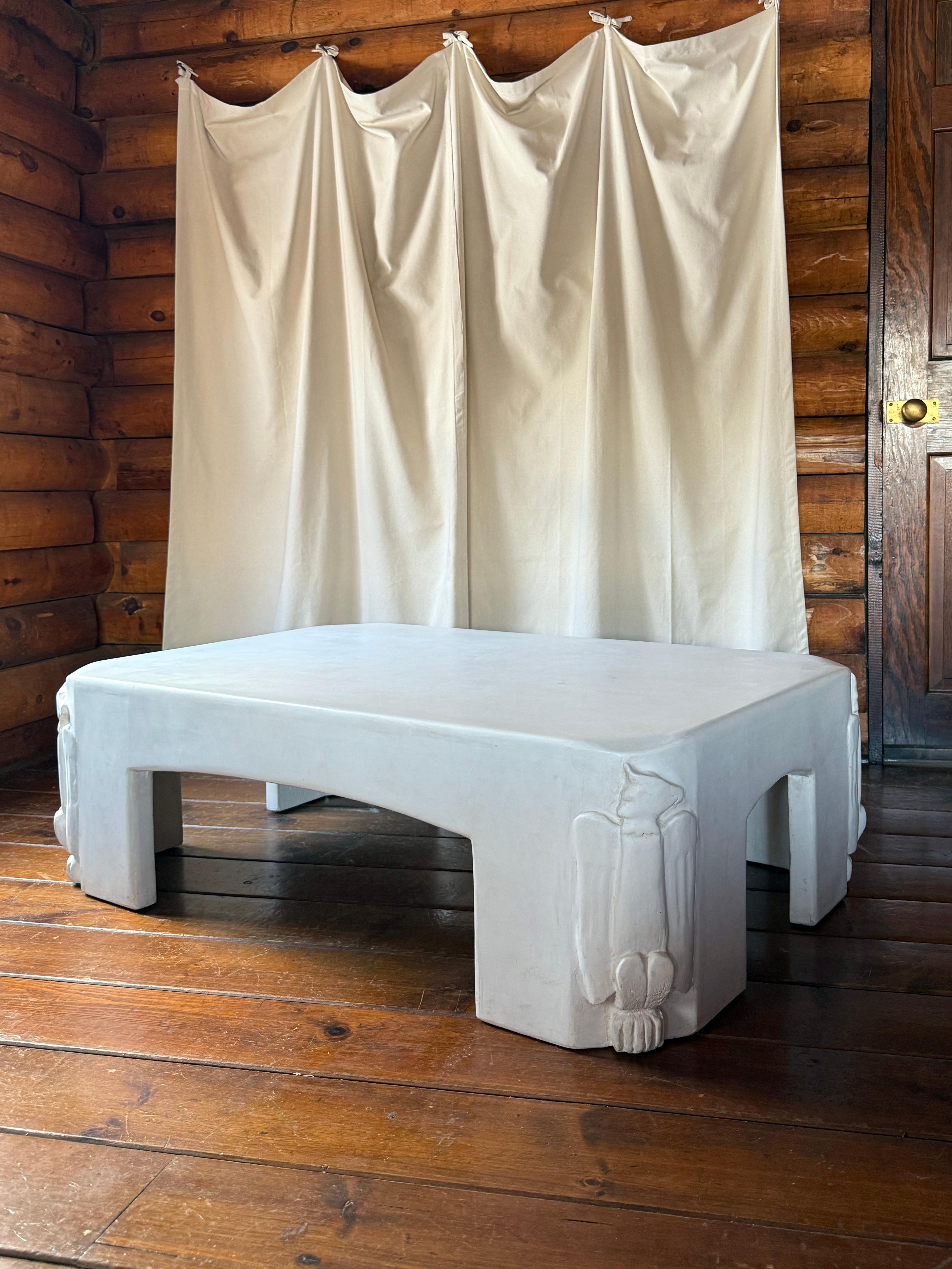 Table basse en plâtre blanc avec détails déco en vente 1