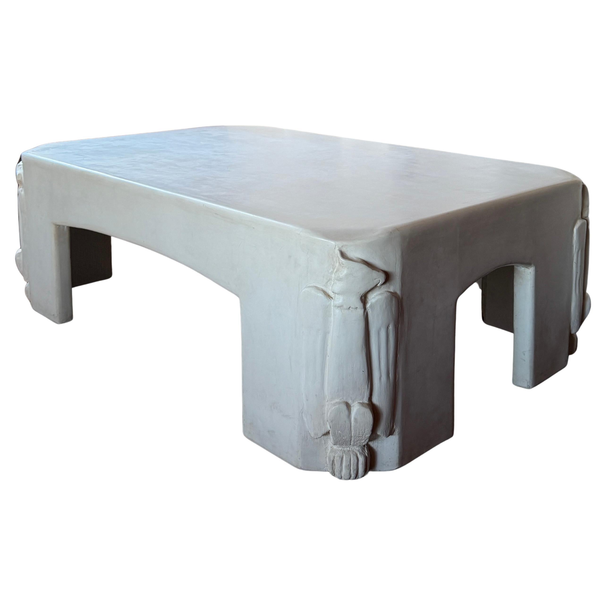 Table basse en plâtre blanc avec détails déco en vente