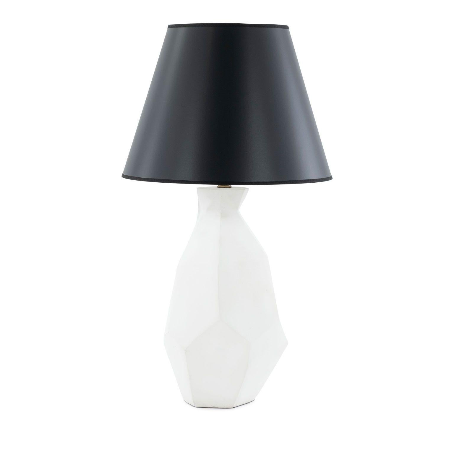 Weiße Gipslampe im Stil von Giacometti, von Liz Marsh, neu verkabelt für den Gebrauch in den USA mit UL-gelisteten Teilen. Inklusive Dimmschalter und ergänzendem schwarzen Papierschirm. Die angegebenen Maße umfassen den Schatten. Zwei Lampen sind