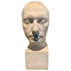 Masque de mort masculin en plâtre blanc sur pied