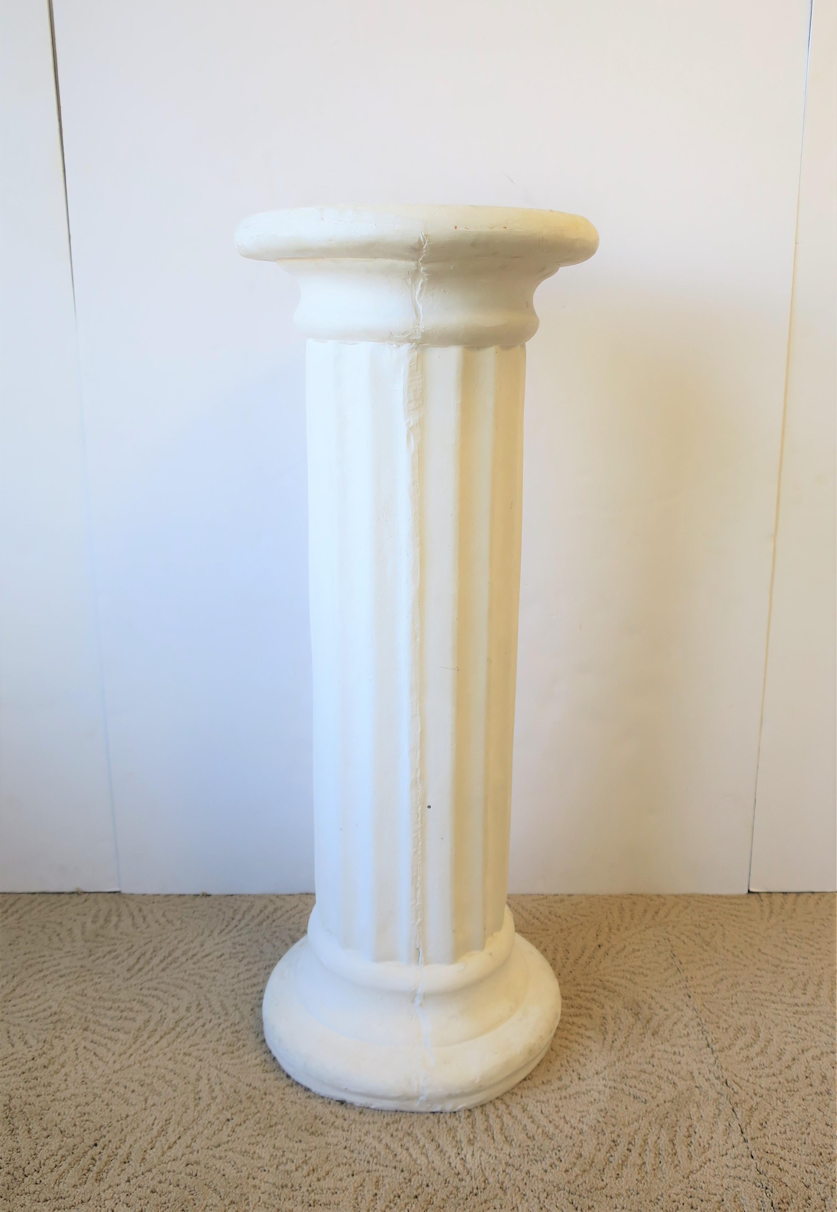 White Plaster Doric Order Pillar Column Pedestal In Good Condition In New York, NY