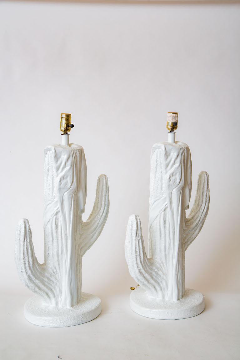 Cette paire chic de lampes de table vintage en plâtre de Paris blanc sont des formes de cactus. Ils datent des années 1970 et ont été repeints pour leur redonner de la fraîcheur. Au moment de la prise de vue, ils n'ont pas été recâblés et ne le
