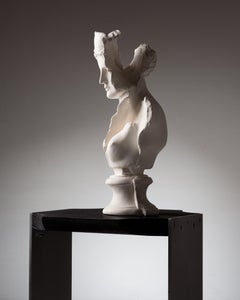 White plaster sculpture "Vénus Fragmentée #9" by Marina Mankarios.