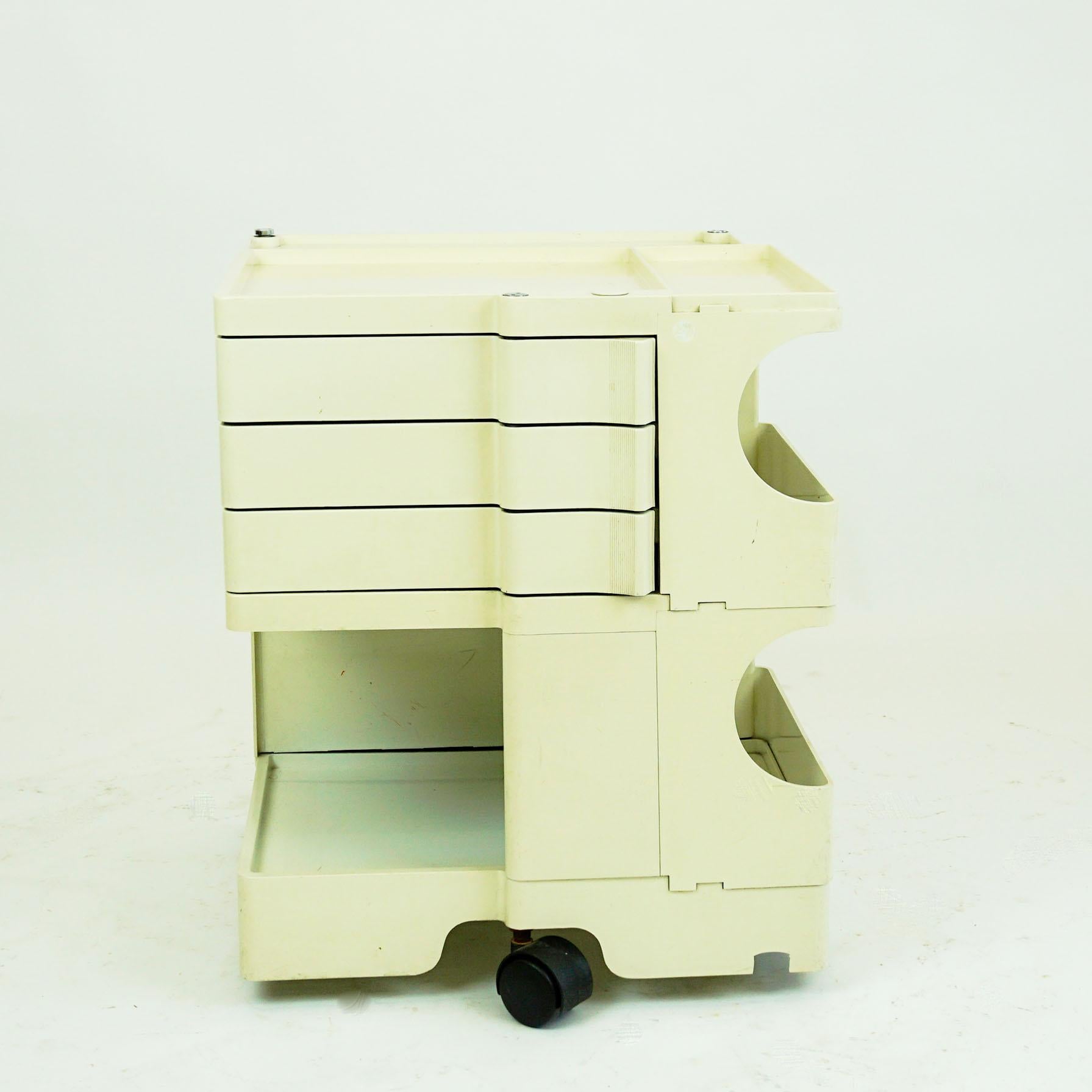 This “Boby” trolley or portable storage system was designed by Joe Colombo in 1969. It is still in production (B-line) and has always been very popular. A very handy trolley made of ABS plastic. It has many storage options such as the fold-out