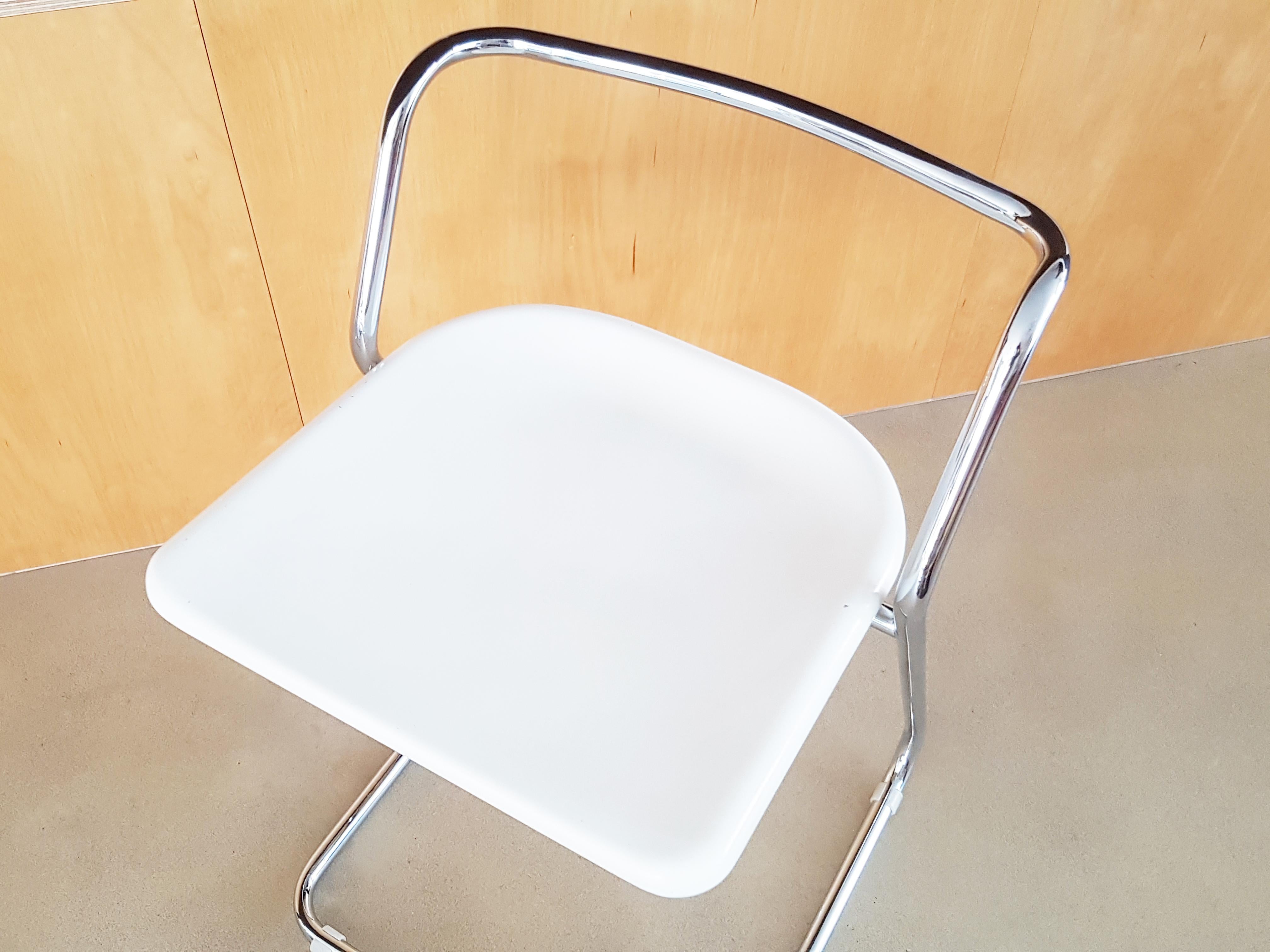 Italiano Sgabelli anni '70 in plastica bianca e metallo cromato di C. Salocchi per Alberti in vendita