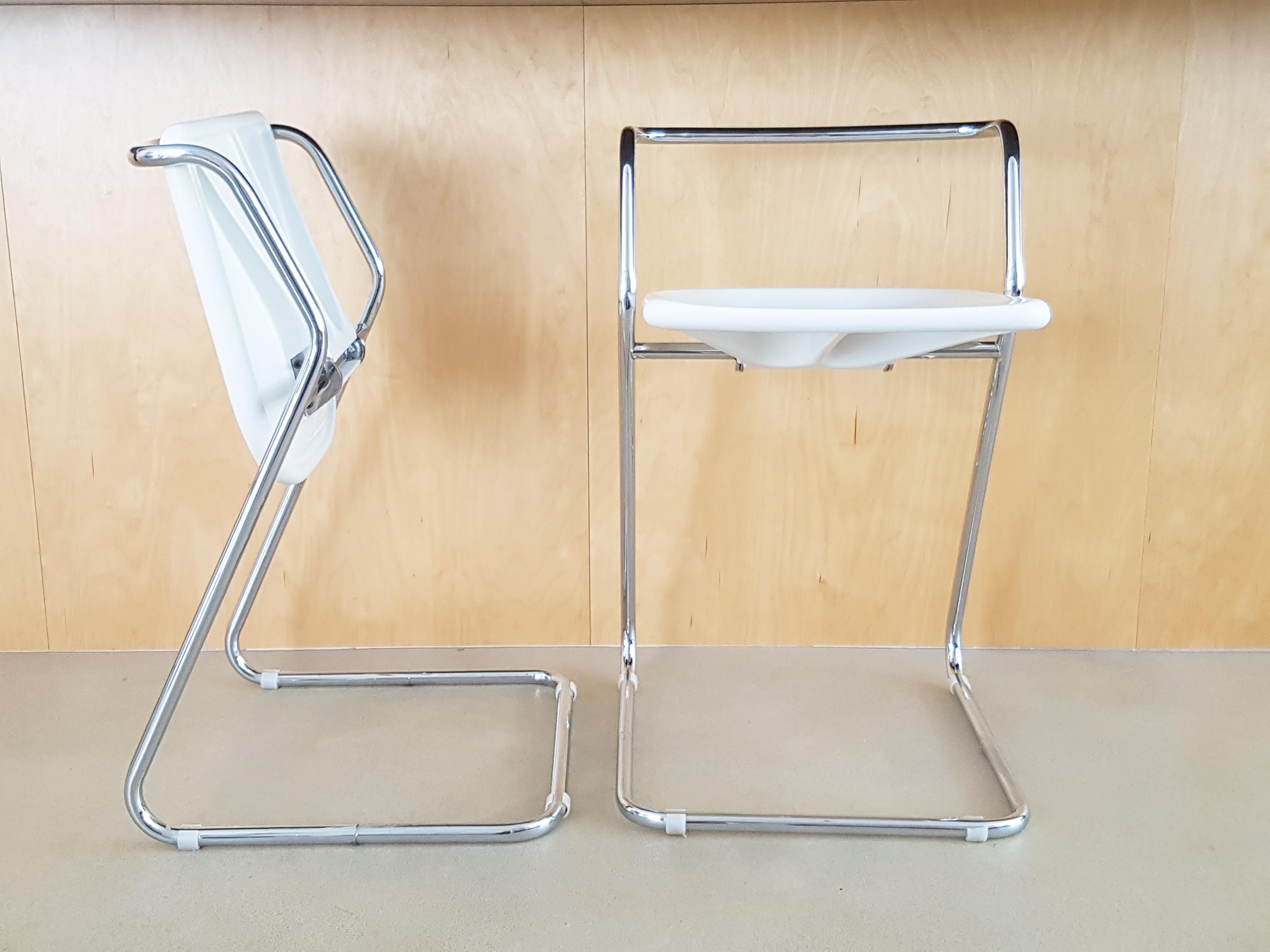 Cromo Sgabelli anni '70 in plastica bianca e metallo cromato di C. Salocchi per Alberti in vendita