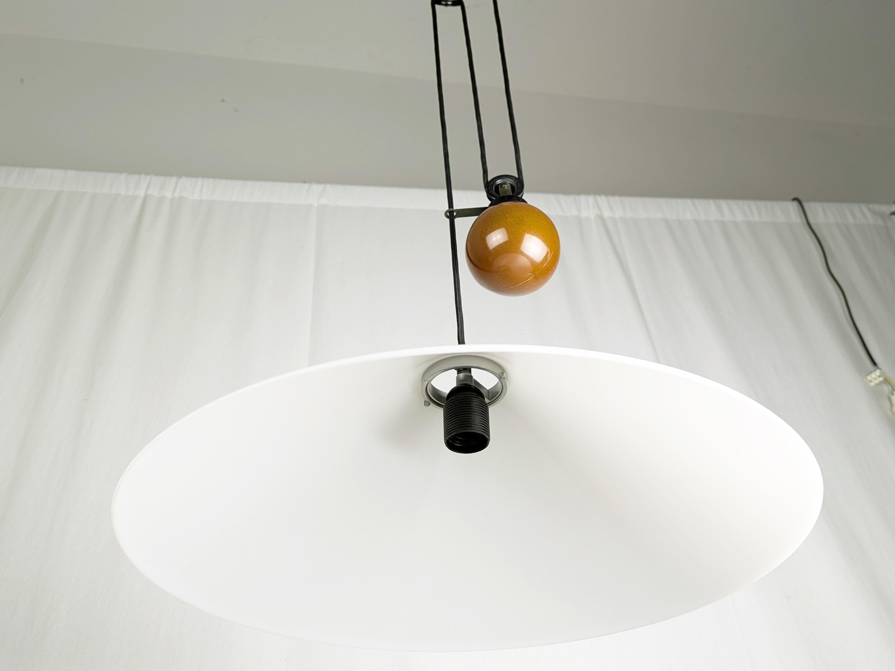 Lampe suspendue Aggregato avec abat-jour conique en plastique et contrepoids. Hauteur réglable de 80 à 140 cm. Très bon état.