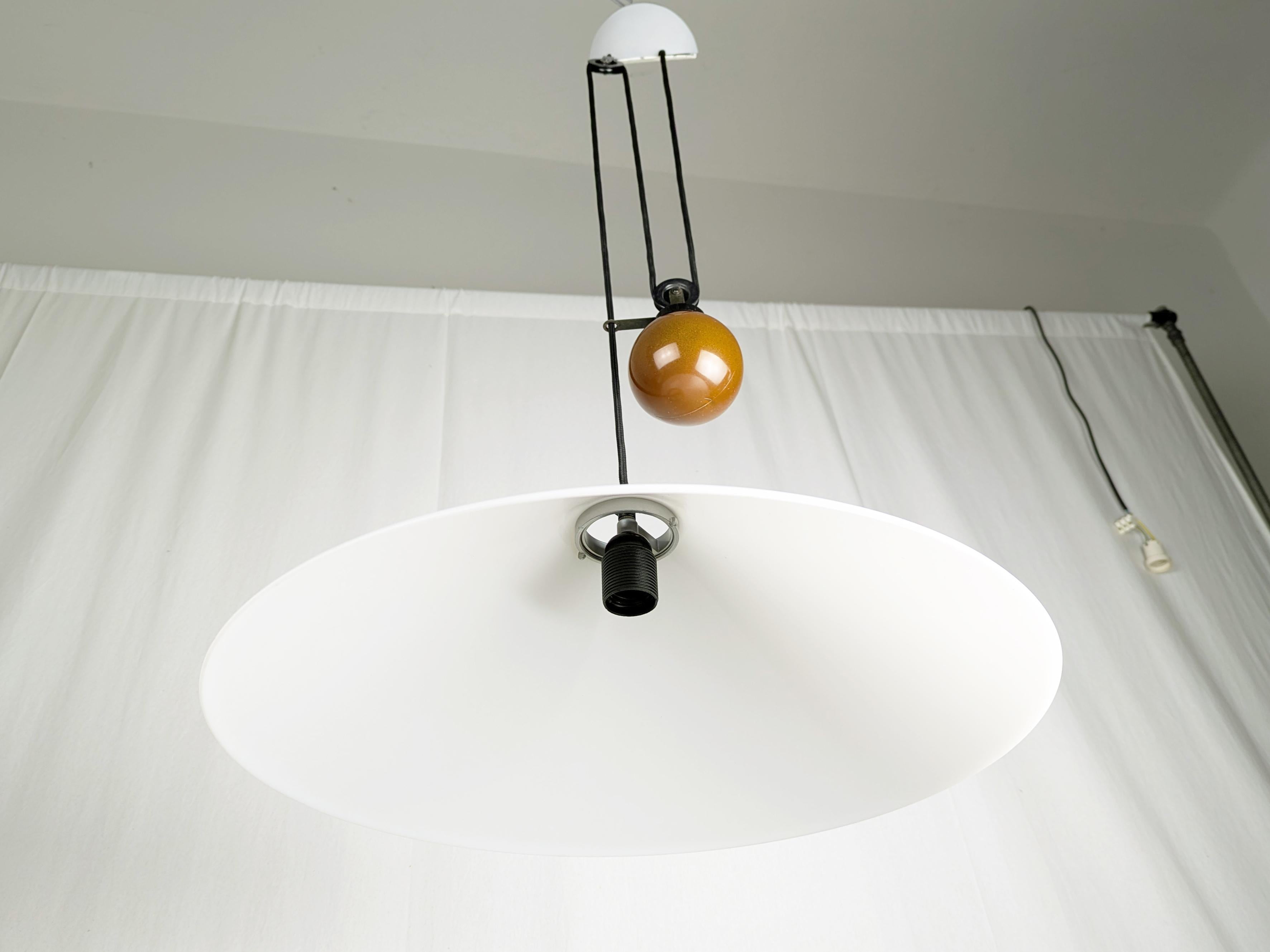 Lámpara colgante de contrapeso de plástico y metal blanco Aggregato de Mari para Artemide Posmoderno en venta