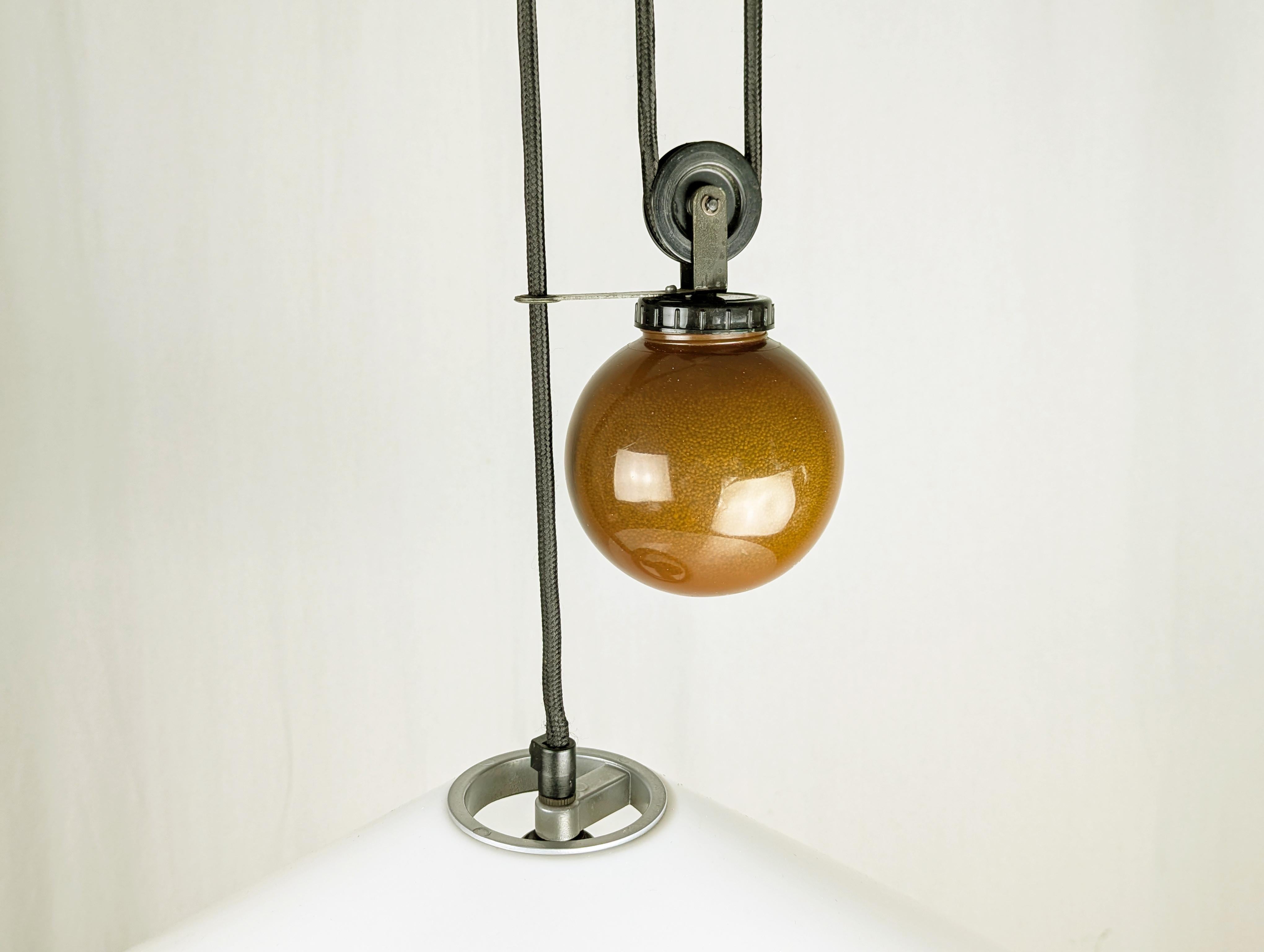 Postmoderne Lampe suspendue à contrepoids en plastique et métal blanc Aggregato par Mary White pour Artemide en vente
