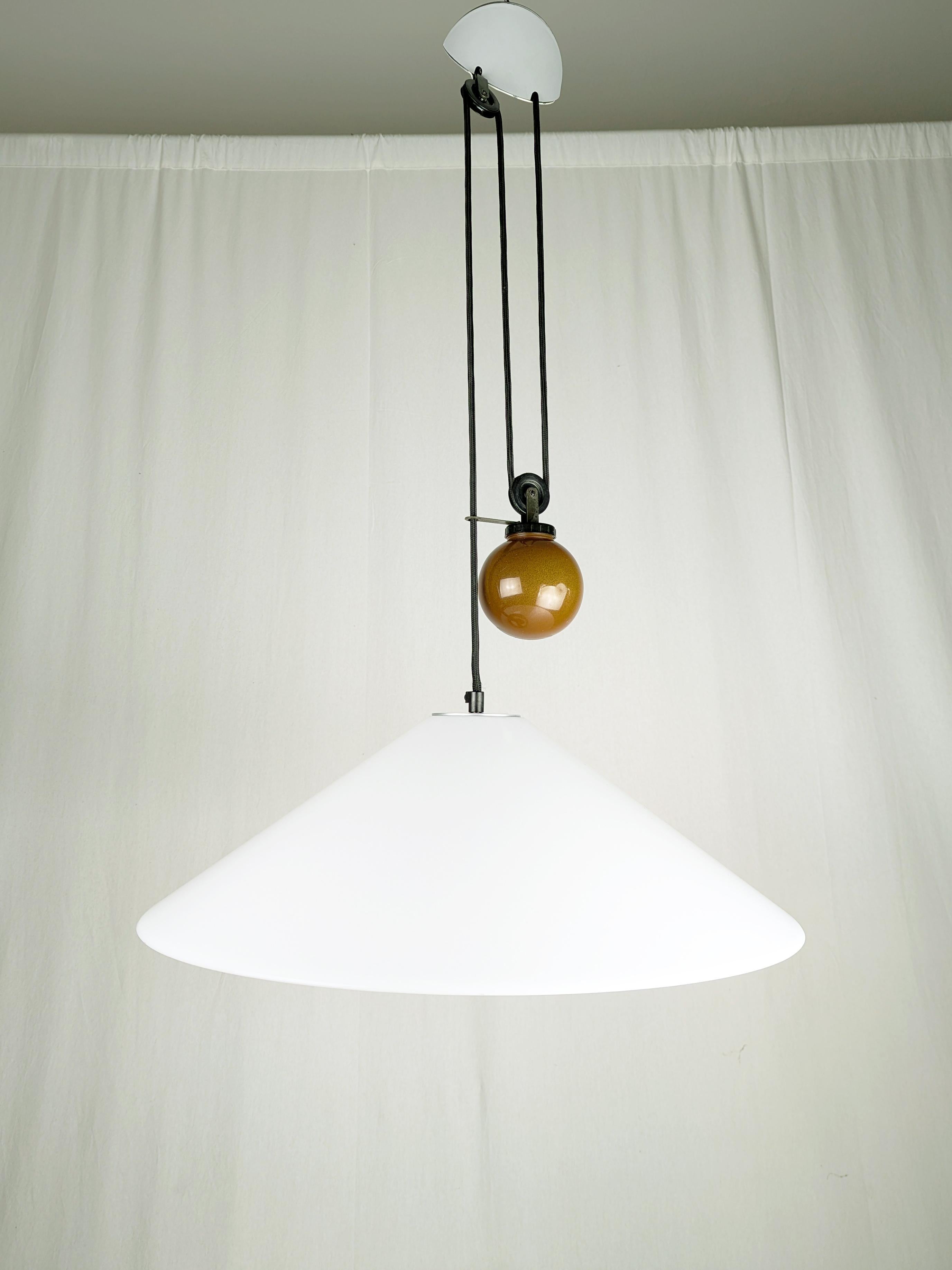 Lámpara colgante de contrapeso de plástico y metal blanco Aggregato de Mari para Artemide finales del siglo XX en venta
