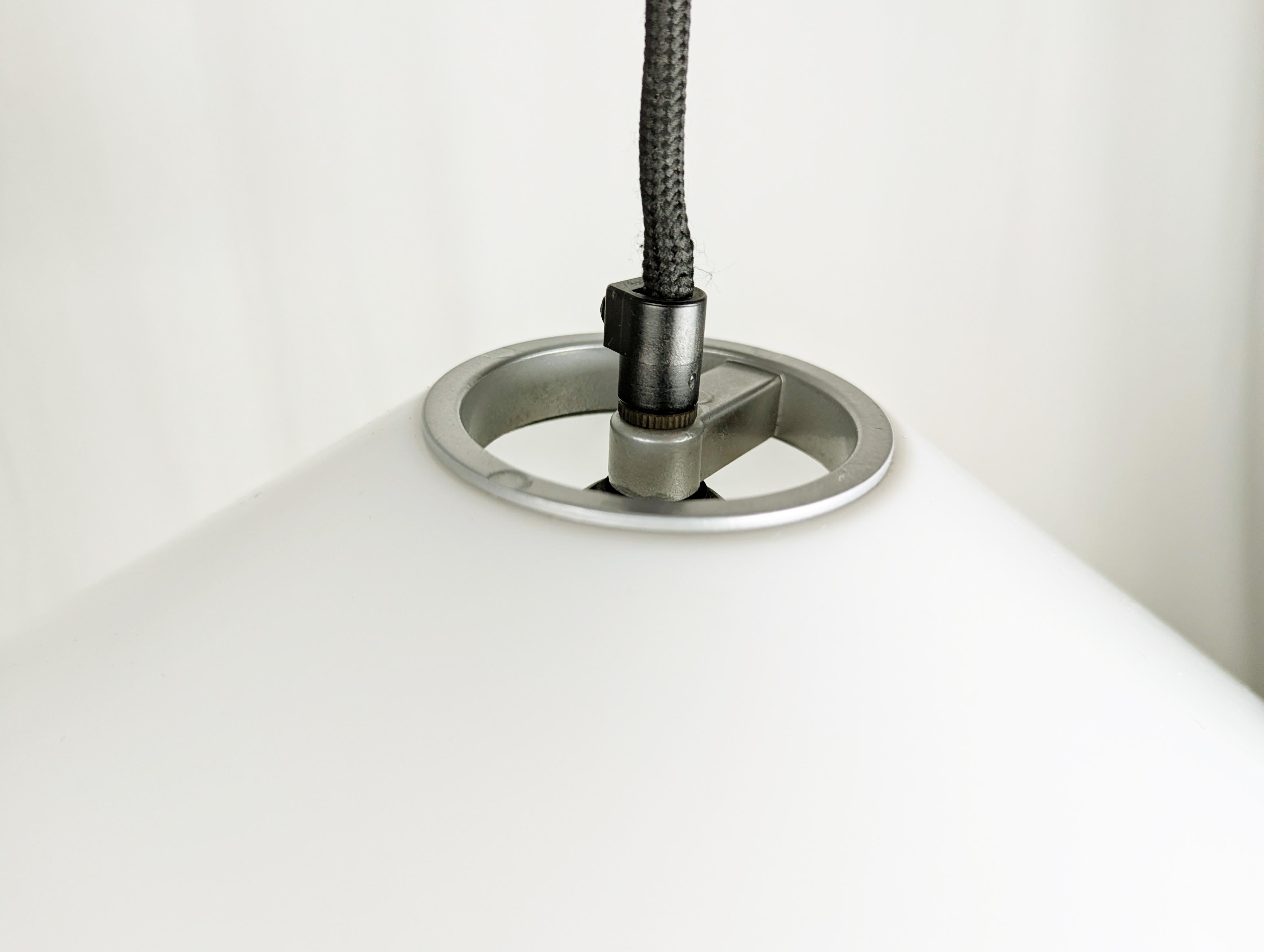 Lámpara colgante de contrapeso de plástico y metal blanco Aggregato de Mari para Artemide Metal en venta