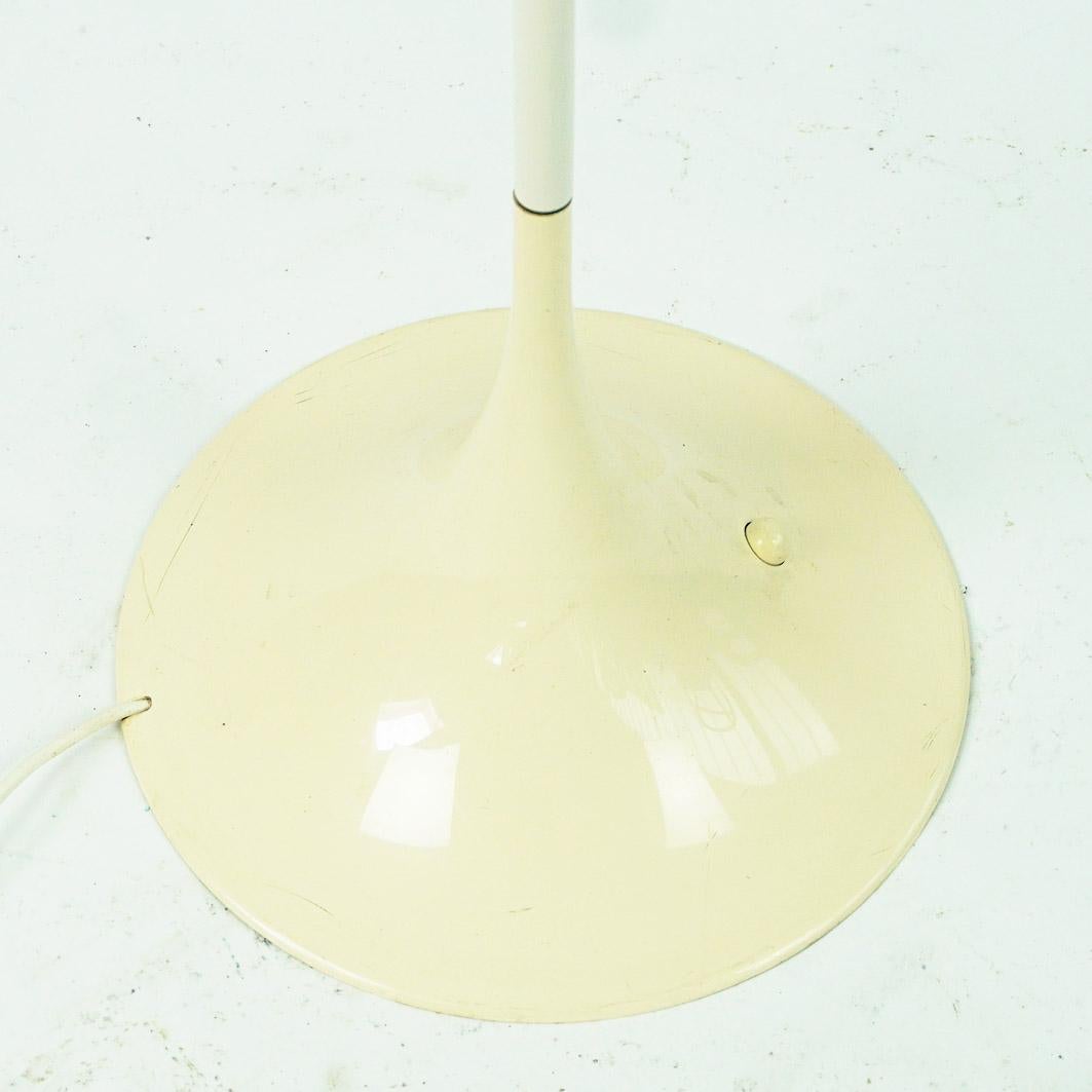 Stehlampe aus weißem Kunststoff von Verner Panton für Louis Poulsen, Dänemark (Dänisch) im Angebot