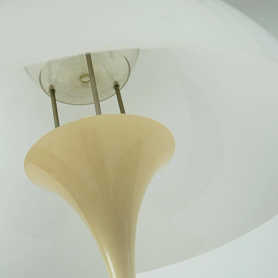 White Plastic Panthella Floor Lamp by Verner Panton for Louis Poulsen Denmark In Good Condition For Sale In Vienna, AT