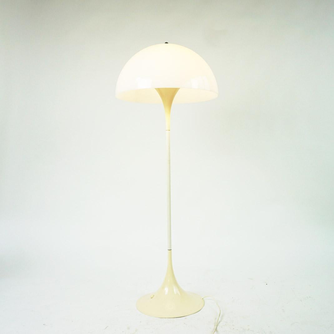 Stehlampe aus weißem Kunststoff von Verner Panton für Louis Poulsen, Dänemark (Ende des 20. Jahrhunderts) im Angebot