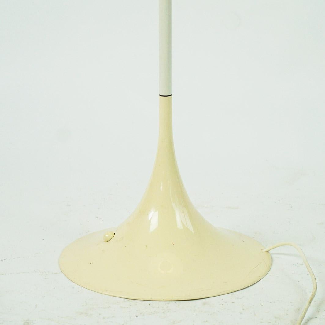 Stehlampe aus weißem Kunststoff von Verner Panton für Louis Poulsen, Dänemark (Metall) im Angebot