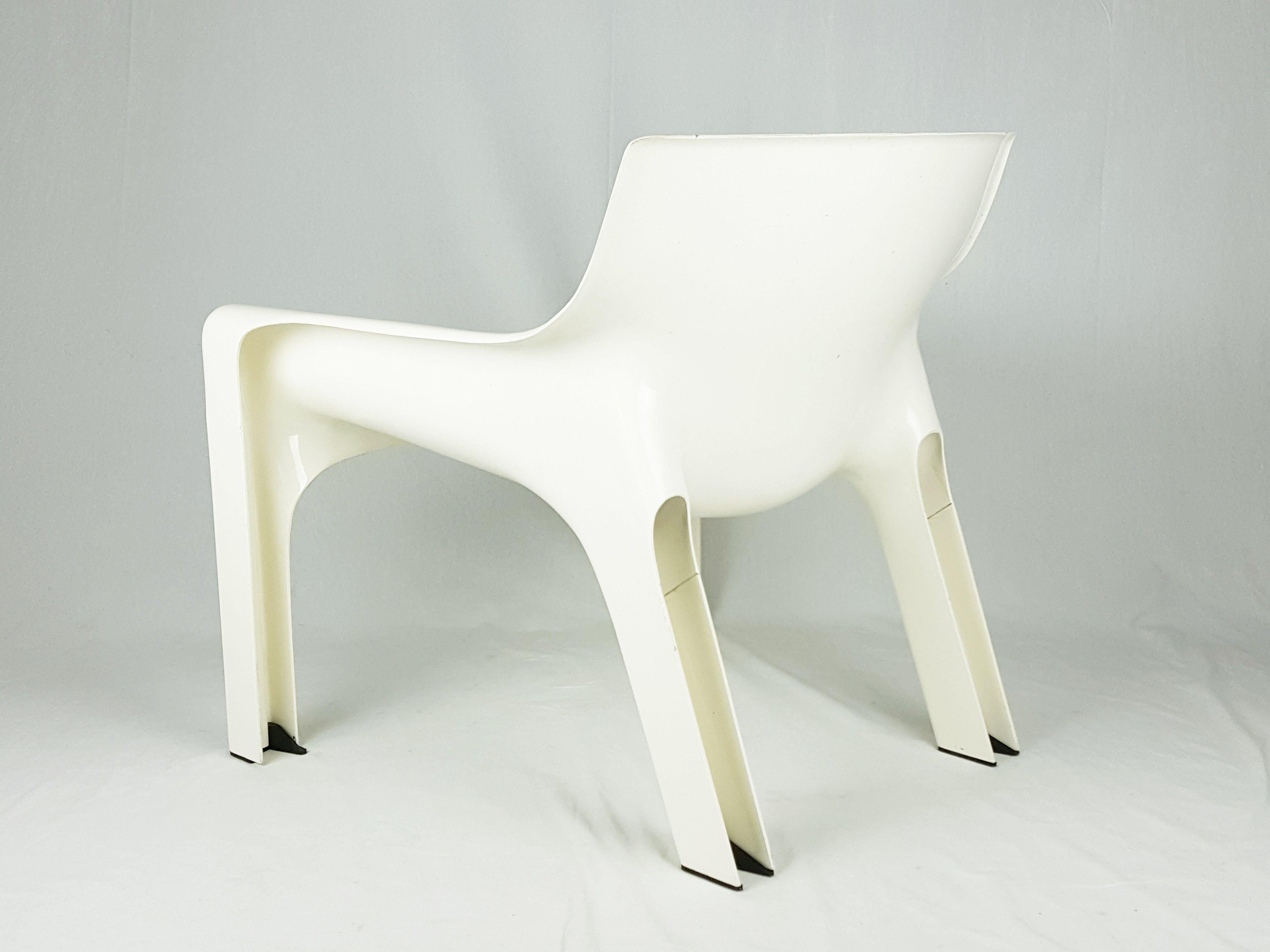 
Zwei Vicario-Sessel aus weißem Kunststoff, 1970 von Vico Magistretti entworfen und von Artemide in Italien hergestellt. Die Sessel sind in recht gutem Zustand: ein Sessel weist einen sichtbaren Riss am Bein auf. Allgemeine Gebrauchsspuren wie auf