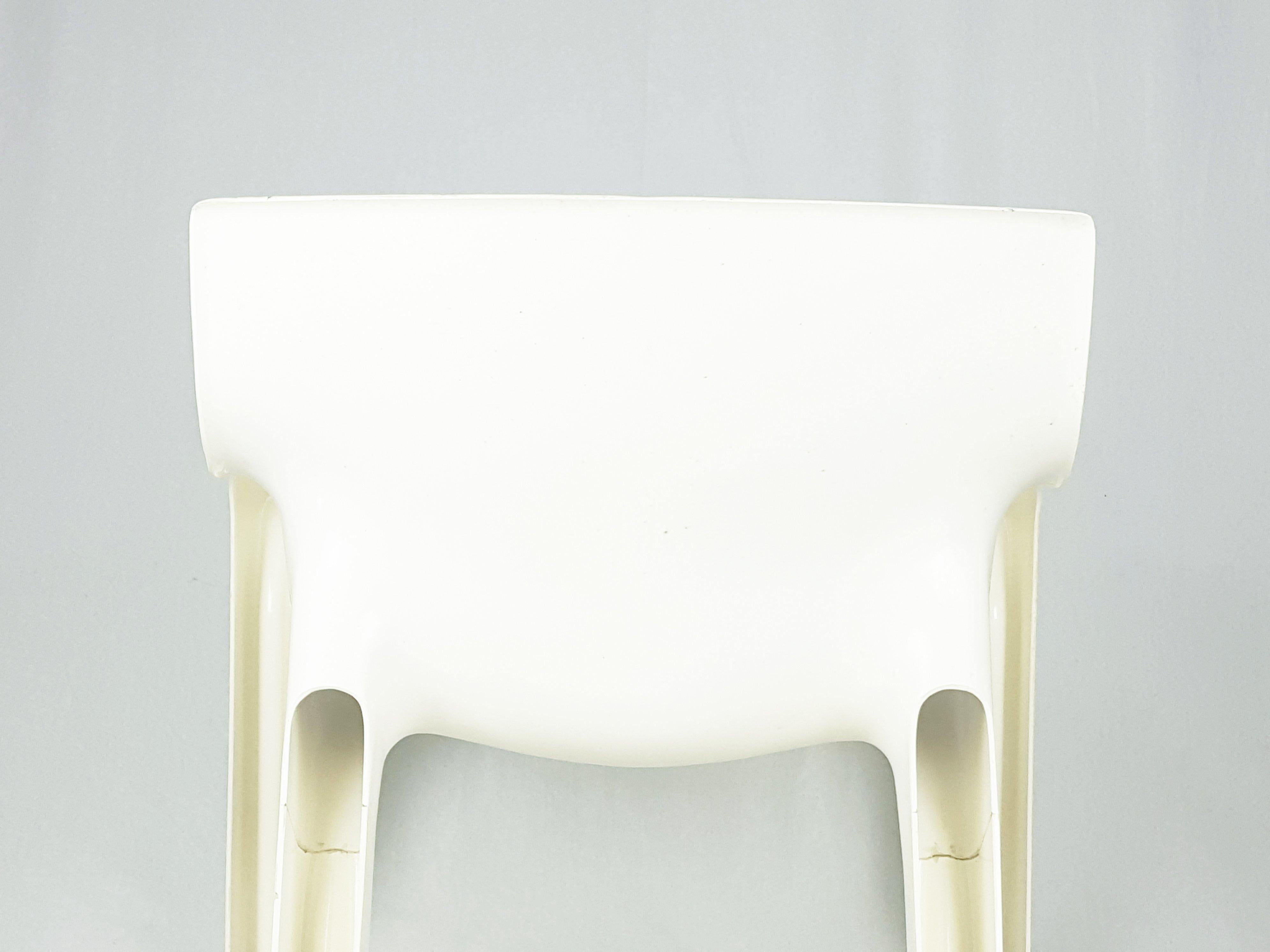 Vicario-Sessel aus weißem Kunststoff von Vico Magistretti für Artemide, 1971, 2er-Set, Set (Italienisch) im Angebot