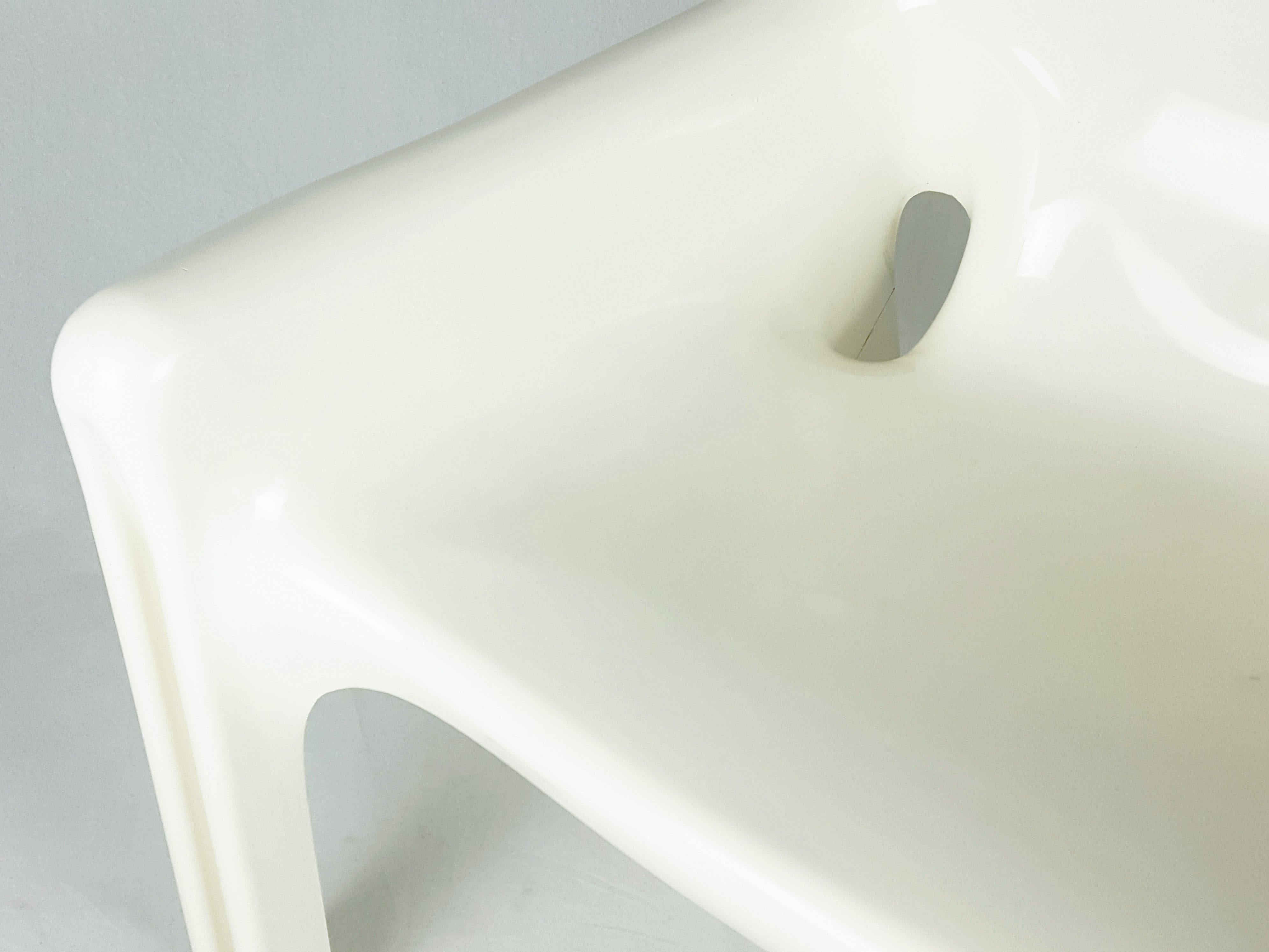 Vicario-Sessel aus weißem Kunststoff von Vico Magistretti für Artemide, 1971, 2er-Set, Set (Ende des 20. Jahrhunderts) im Angebot