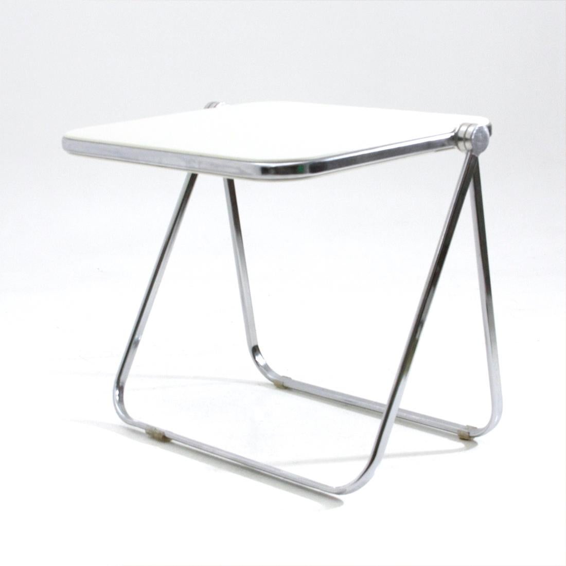 Desk produced in the 1960s by Anonima Castelli from Bologna based on a project by Giancarlo Piretti.
Structure in chromed tubular steel and joints in die-cast aluminum alloy.
Self-locking safety device.
Top in white rigid polyurethane.
Good