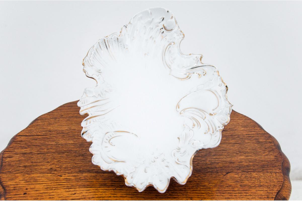 White platter Germany, 1890.
Very good condition.
Dimensions: height 8 cm, width 14.5 cm, depth 24 cm.