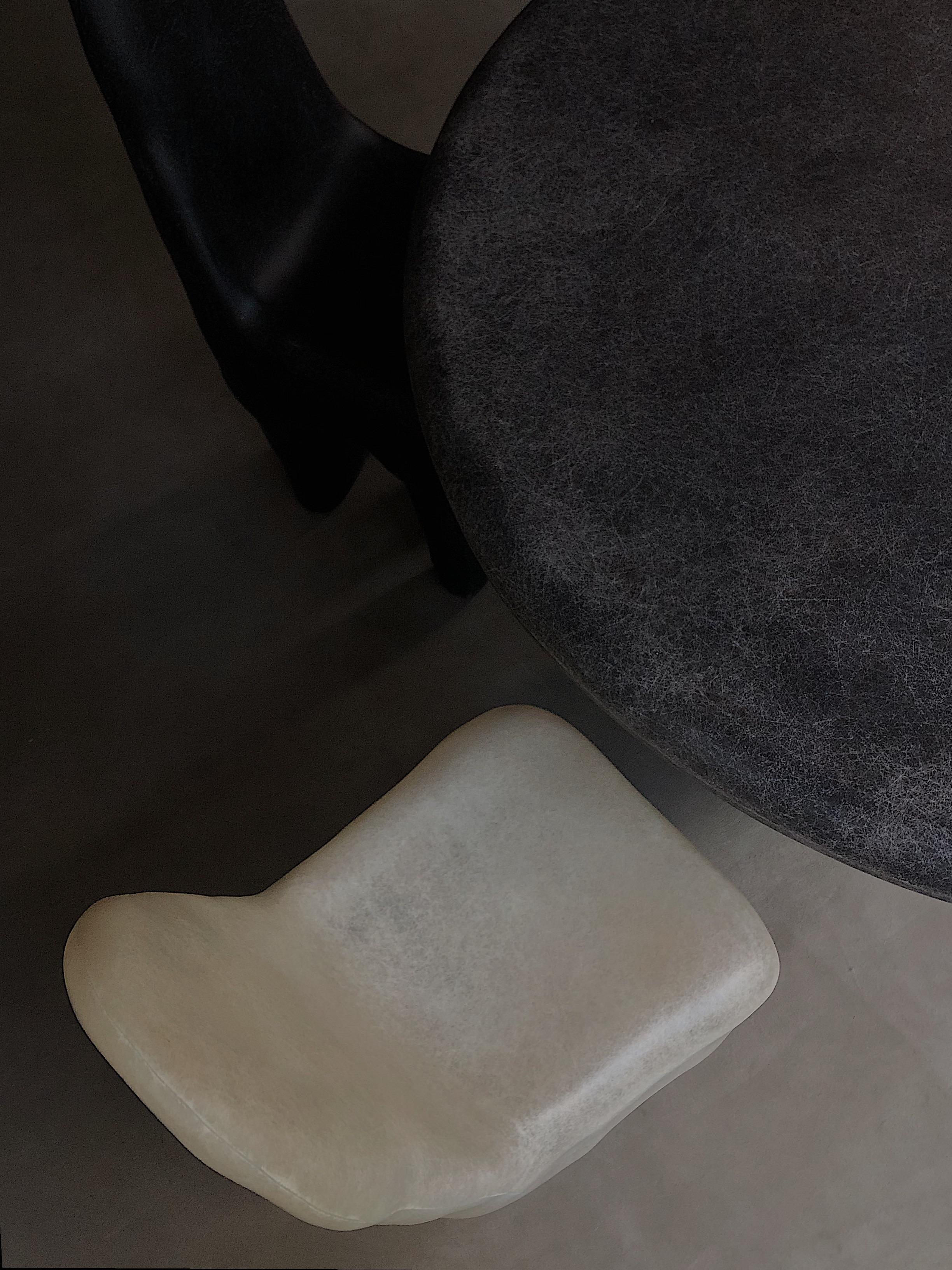 White playdough chair by Karstudio
Materials: FRP
Dimensions: 37 x 39 x 89 cm

*This piece is suitable for outdoor use.

Soft like cotton, with a strong contrast to the hard texture, the unique appearance is eye-catching no matter where it is