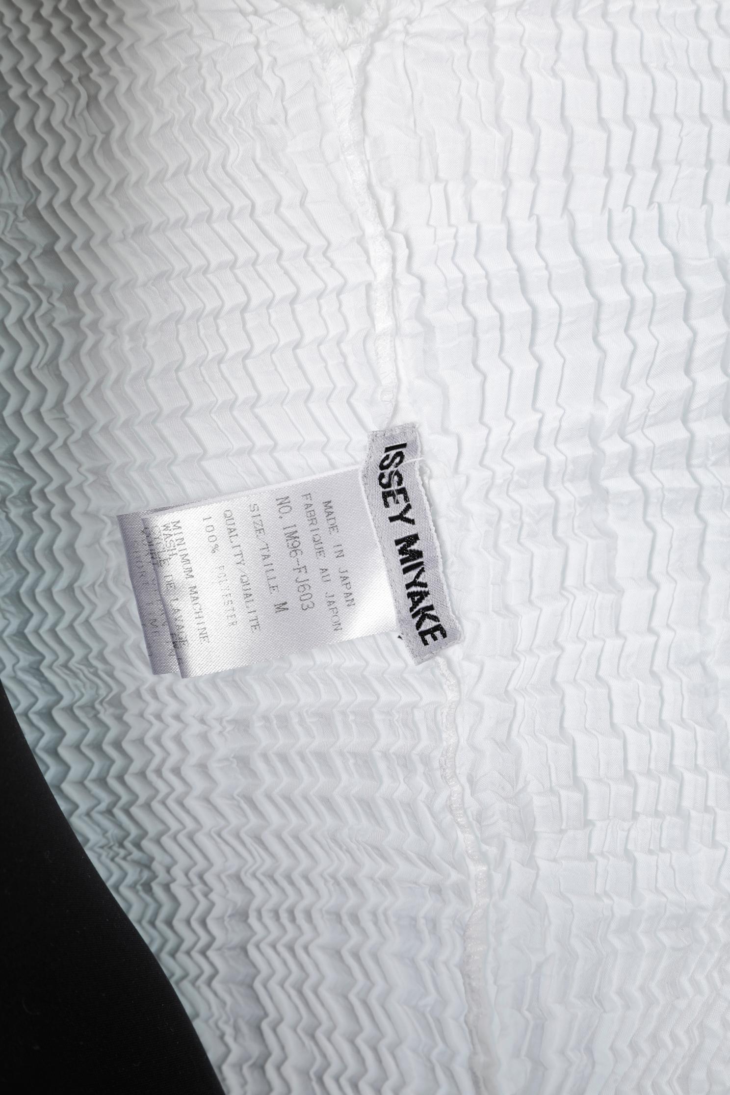 Issey Miyake - Chemise en polyester plissée blanche avec boutons en tissu  en vente 5