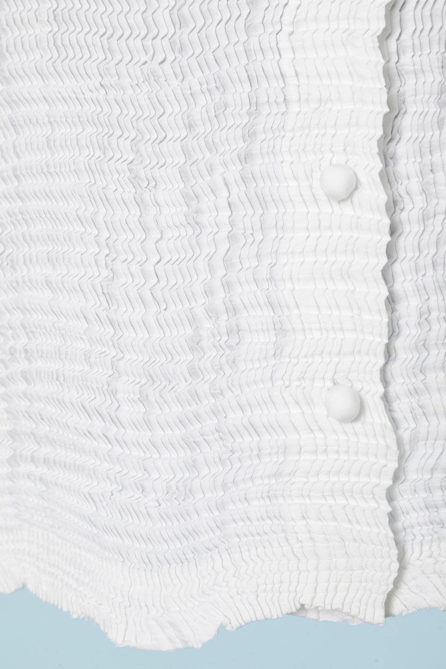 Issey Miyake - Chemise en polyester plissée blanche avec boutons en tissu  Unisexe en vente