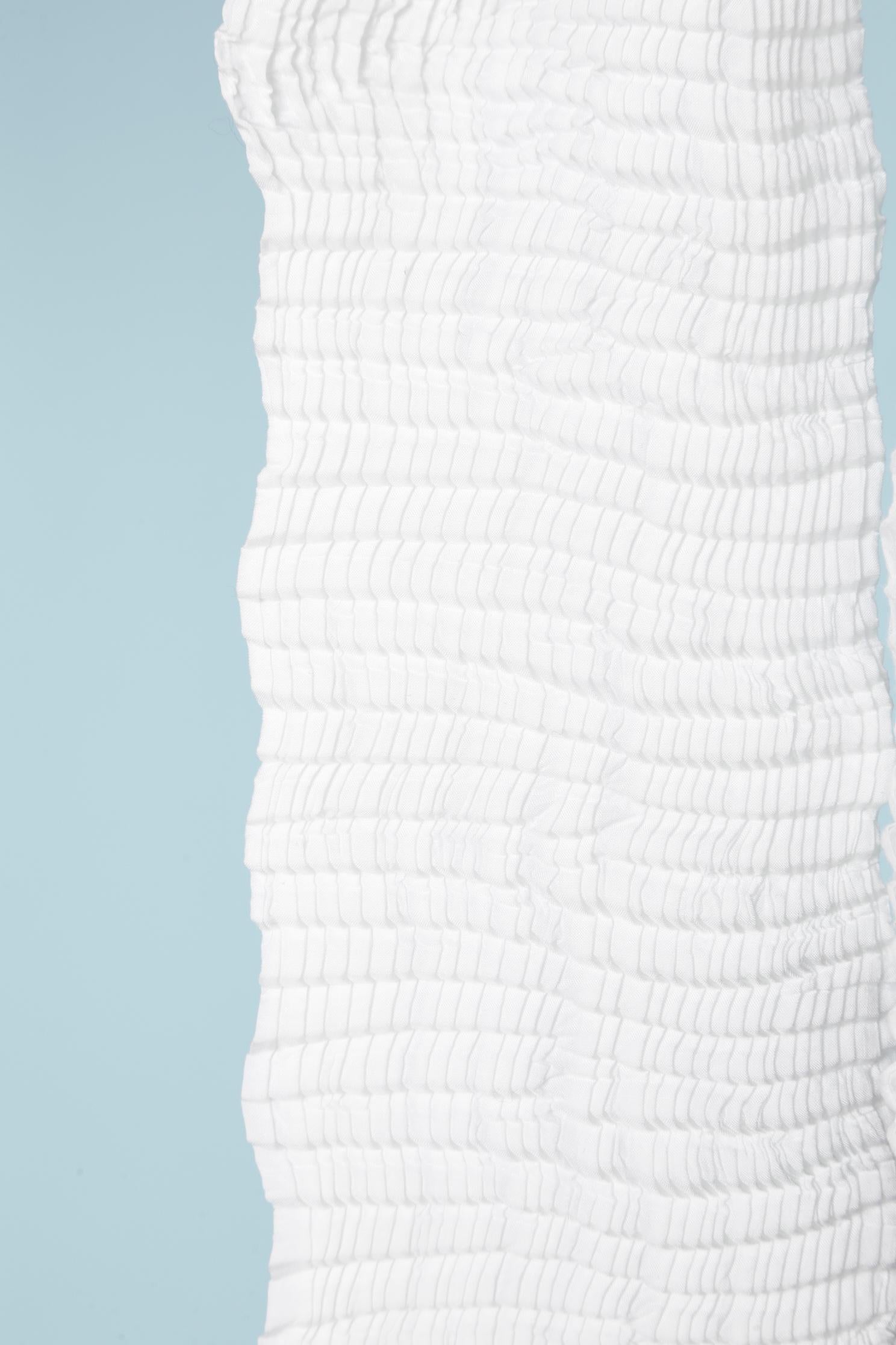 Issey Miyake - Chemise en polyester plissée blanche avec boutons en tissu  en vente 1