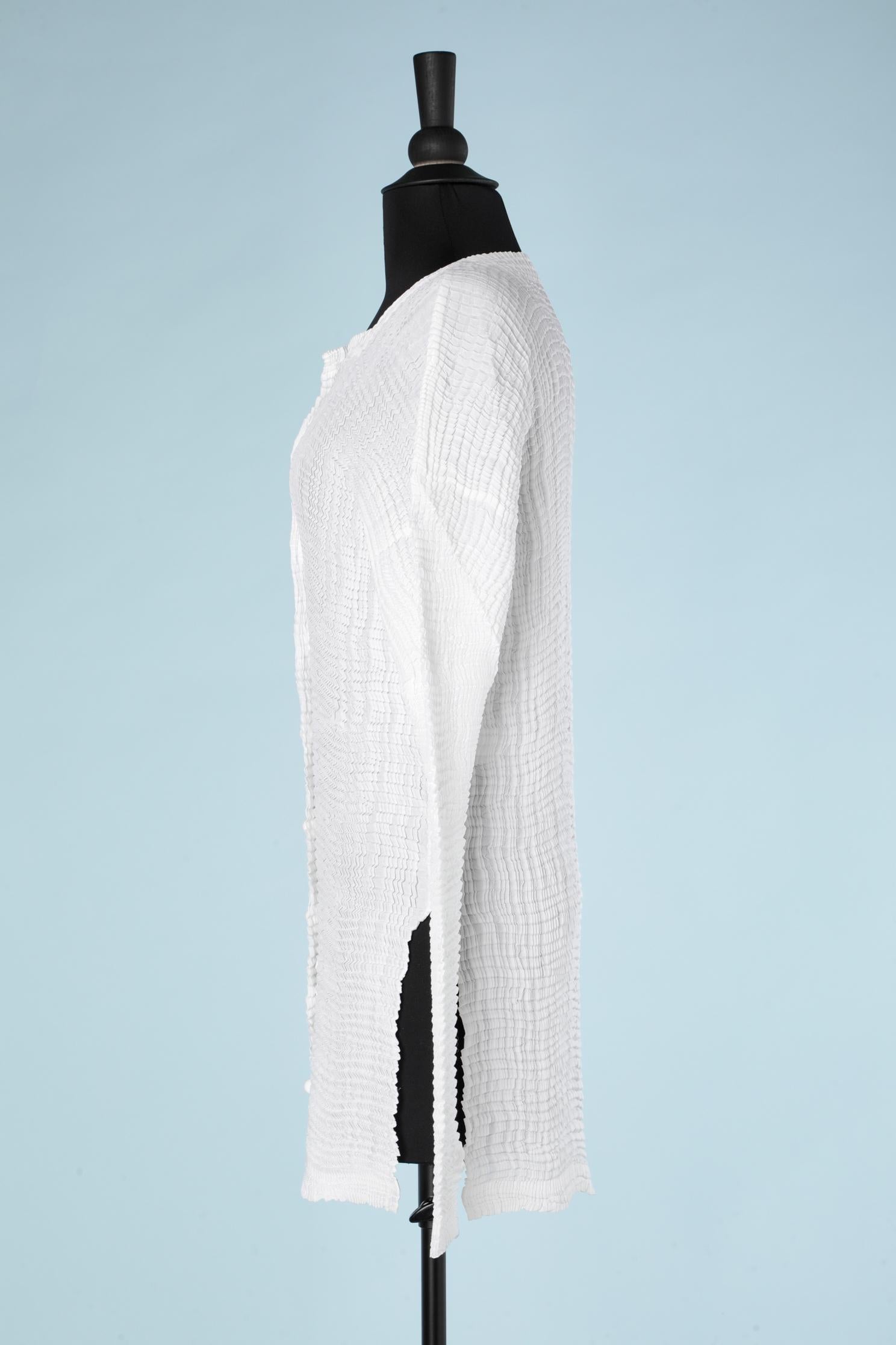 Issey Miyake - Chemise en polyester plissée blanche avec boutons en tissu  en vente 3