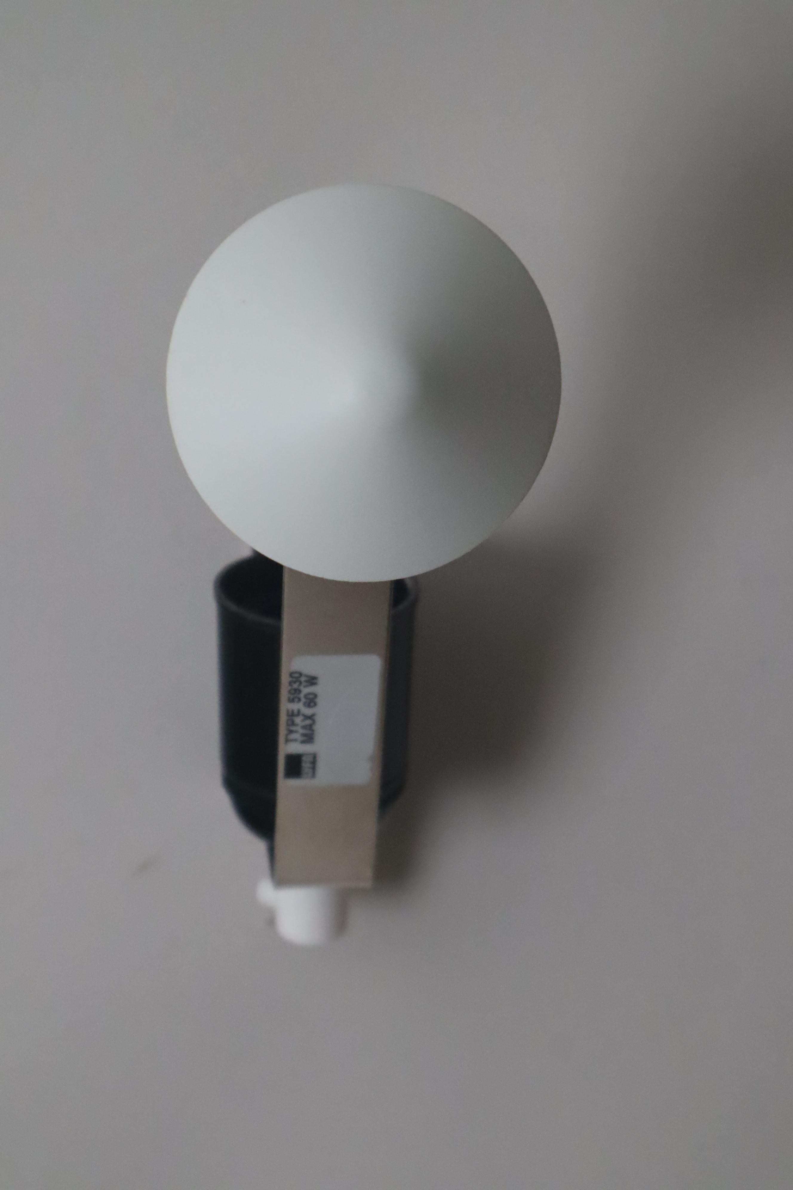 Si tratta di una lampada da parete dal design danese di Lyfa. Si tratta di una lampada degli anni '80 ma ancora in buone condizioni. È realizzato in plastica e la parte centrale finale è in ferro. La forma circolare di questa lampada è