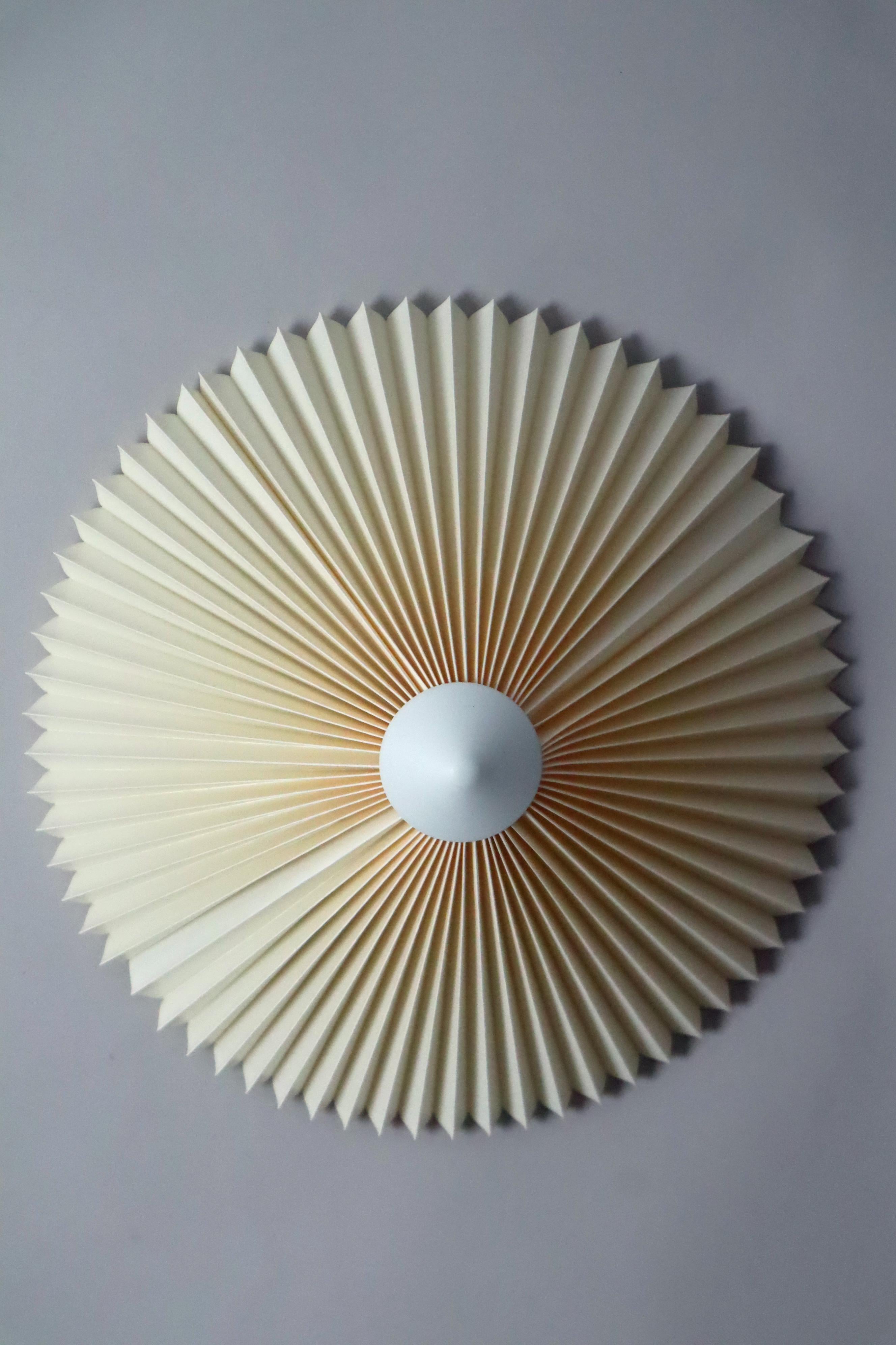 Fatto a macchina Lampada da parete a pieghe bianche Rosetta 40 di Lyfa, Danimarca anni '80 in vendita
