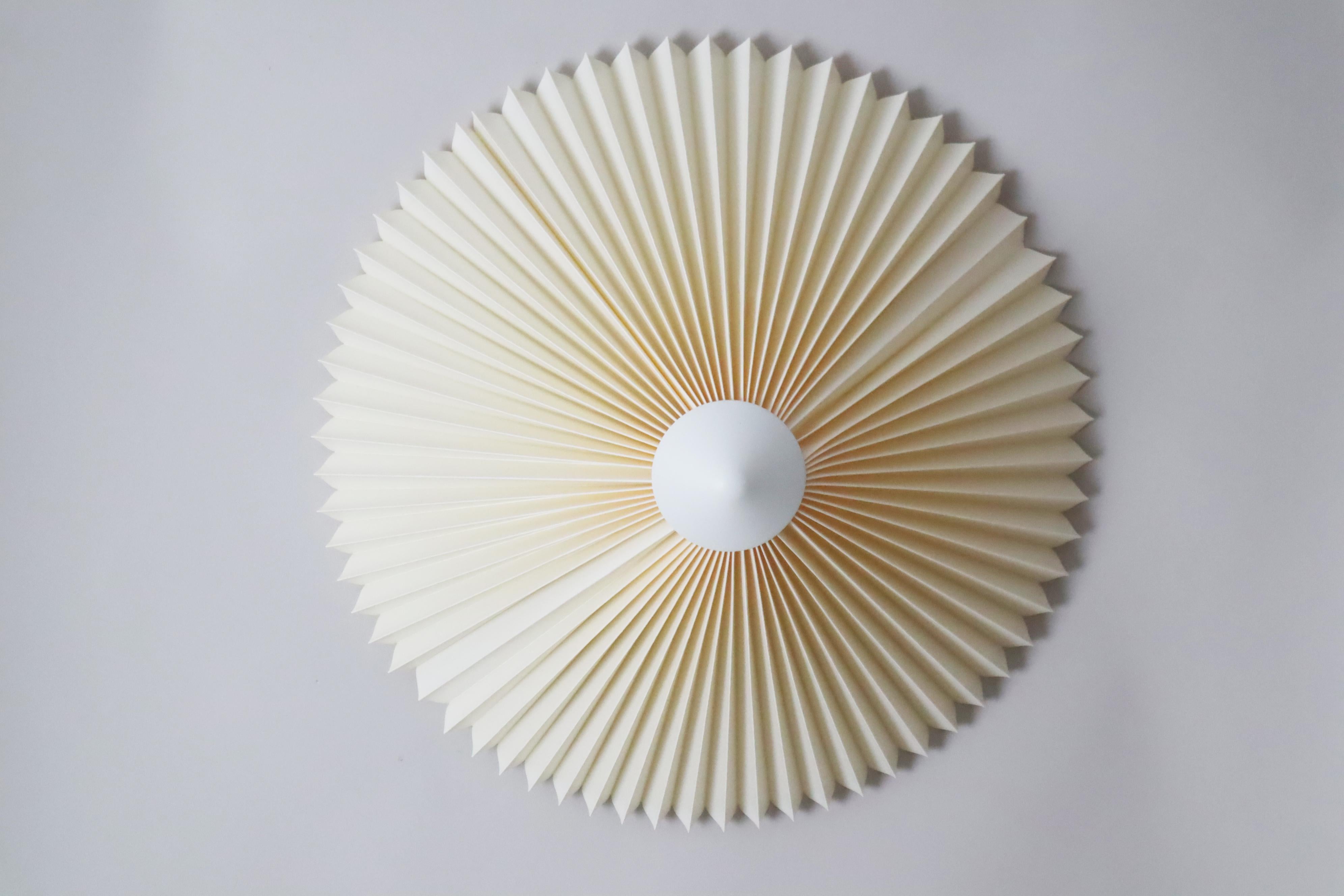 Lampada da parete a pieghe bianche Rosetta 40 di Lyfa, Danimarca anni '80 In condizioni buone in vendita a Hannover, DE