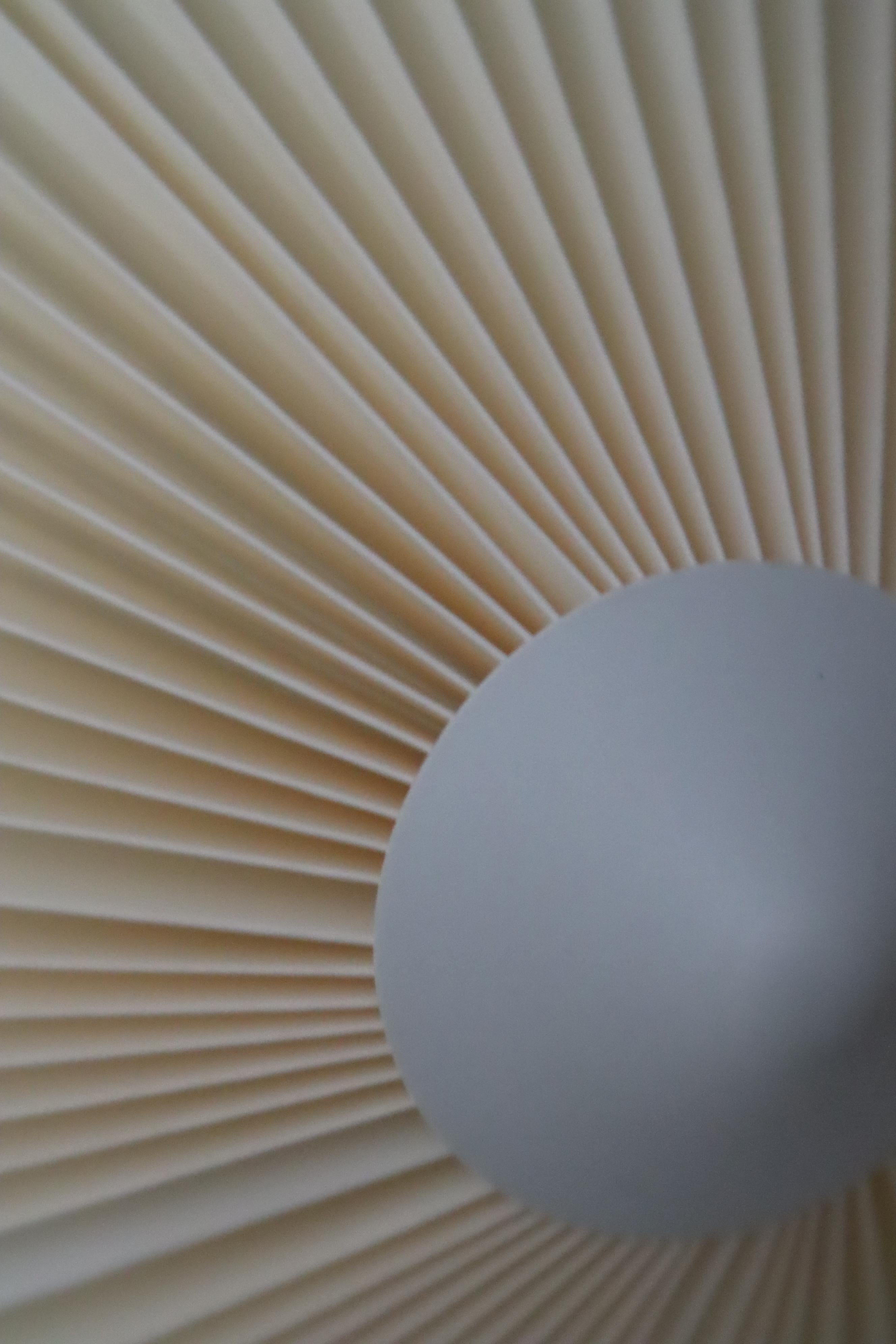 Plastica Lampada da parete a pieghe bianche Rosetta 40 di Lyfa, Danimarca anni '80 in vendita