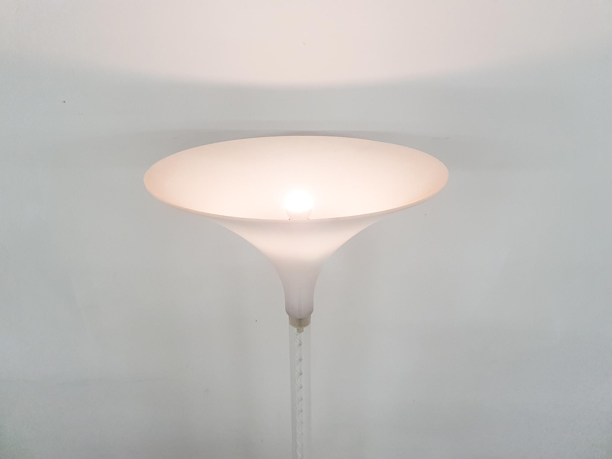 White Plexi Floor Light by Harco Loor, the Netherlands In Good Condition For Sale In Amsterdam, NL