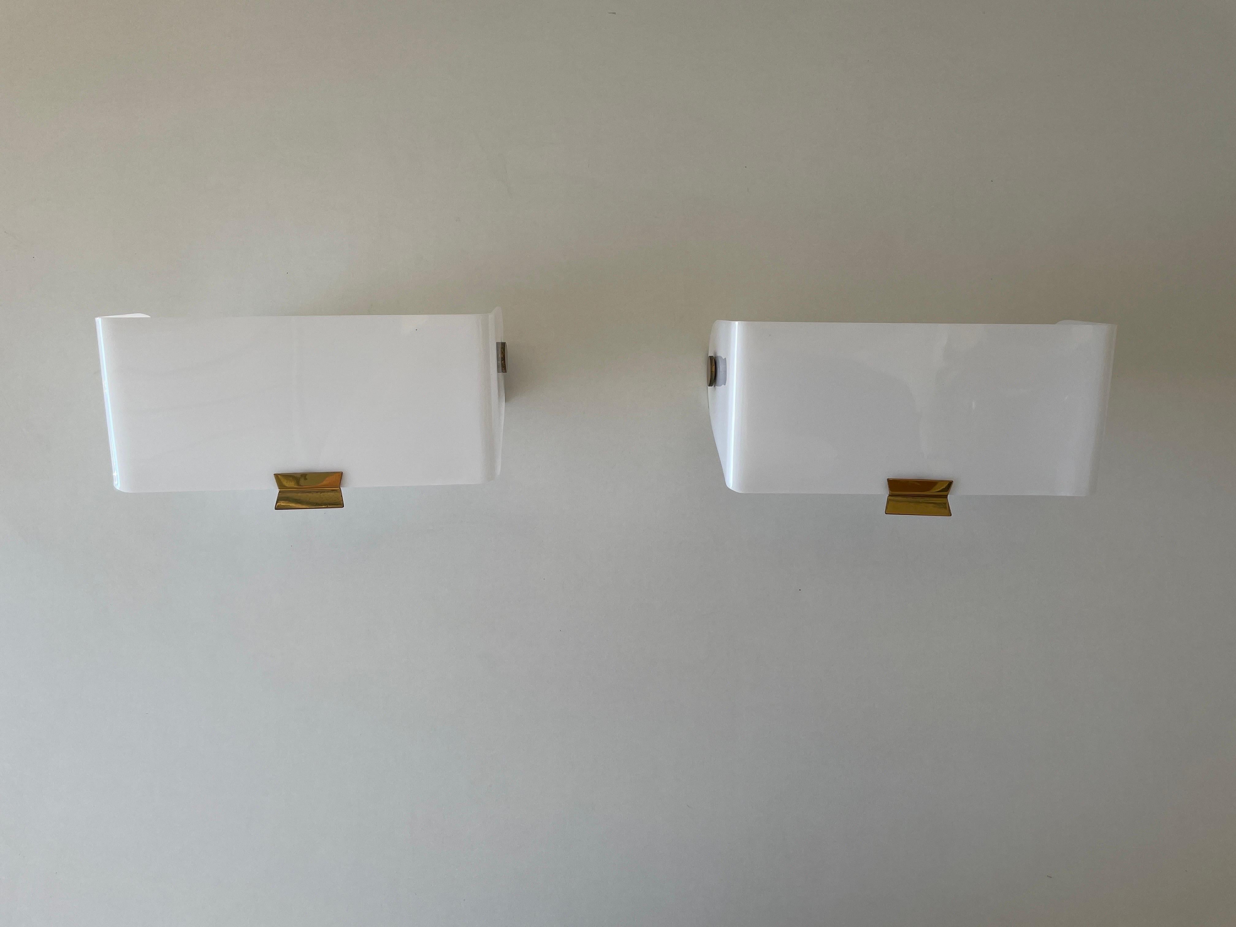 White Plexiglass Adjustable Shade Pair of Sconces, 1950s, Germany

Adjustable Reflectors

Very elegant and Minimalist wall lamps.
There are two switch on-off ropes 

Lamps are in very good condition.

These lamps works with E14 standard light bulbs.