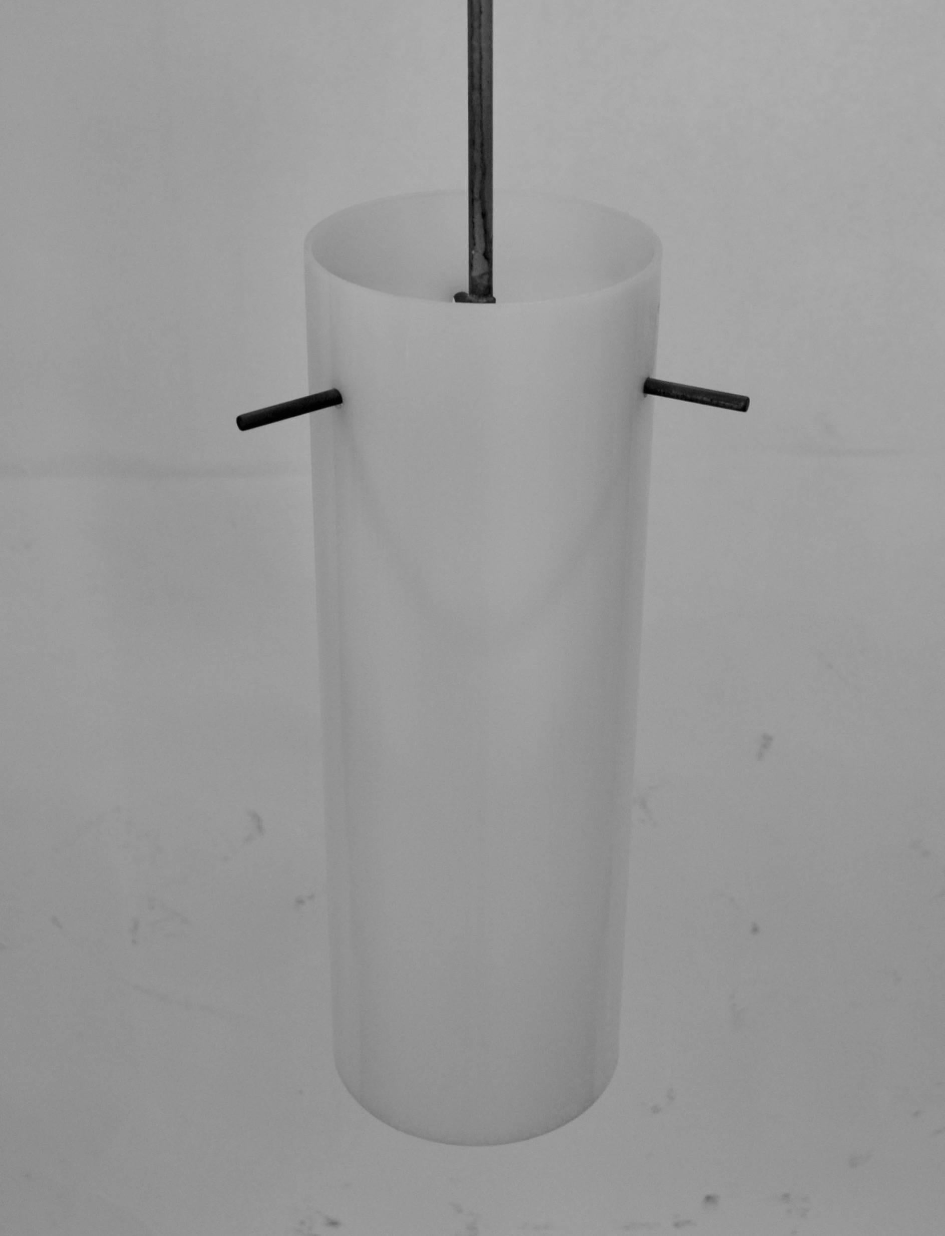 Lámparas colgantes de plexiglás blanco y latón Moderno de mediados de siglo en venta