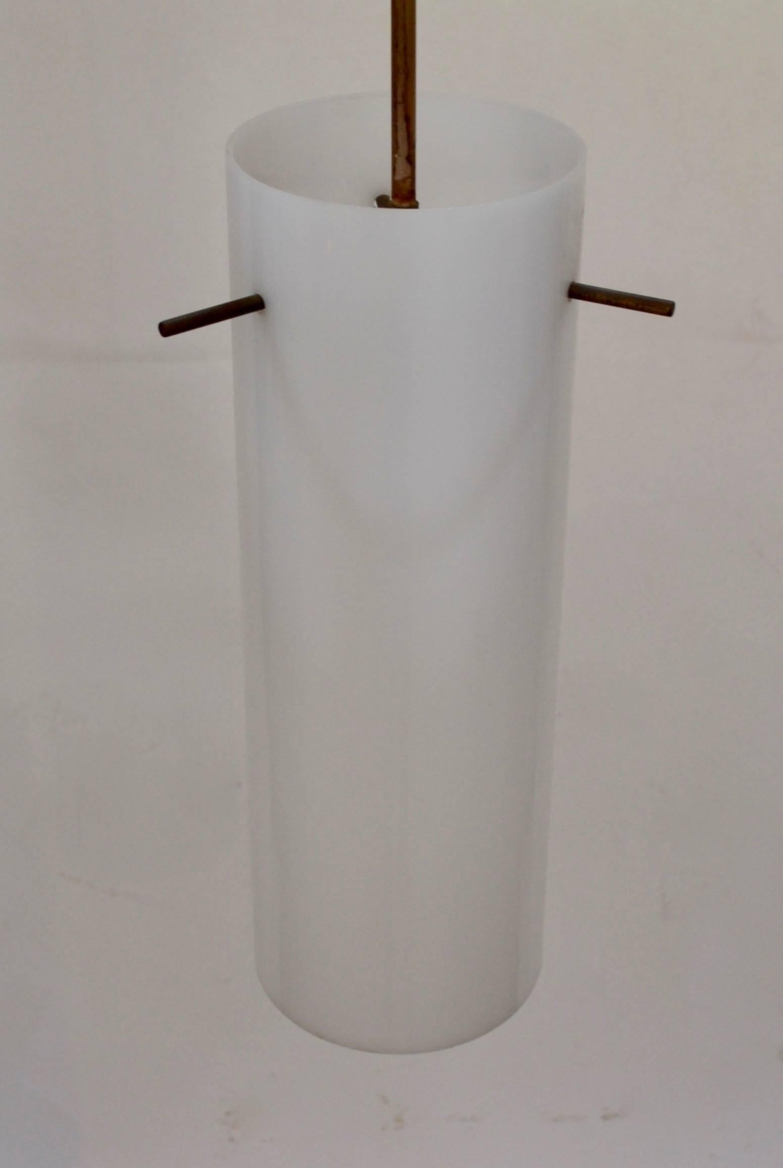 Lámparas colgantes de plexiglás blanco y latón Estadounidense en venta