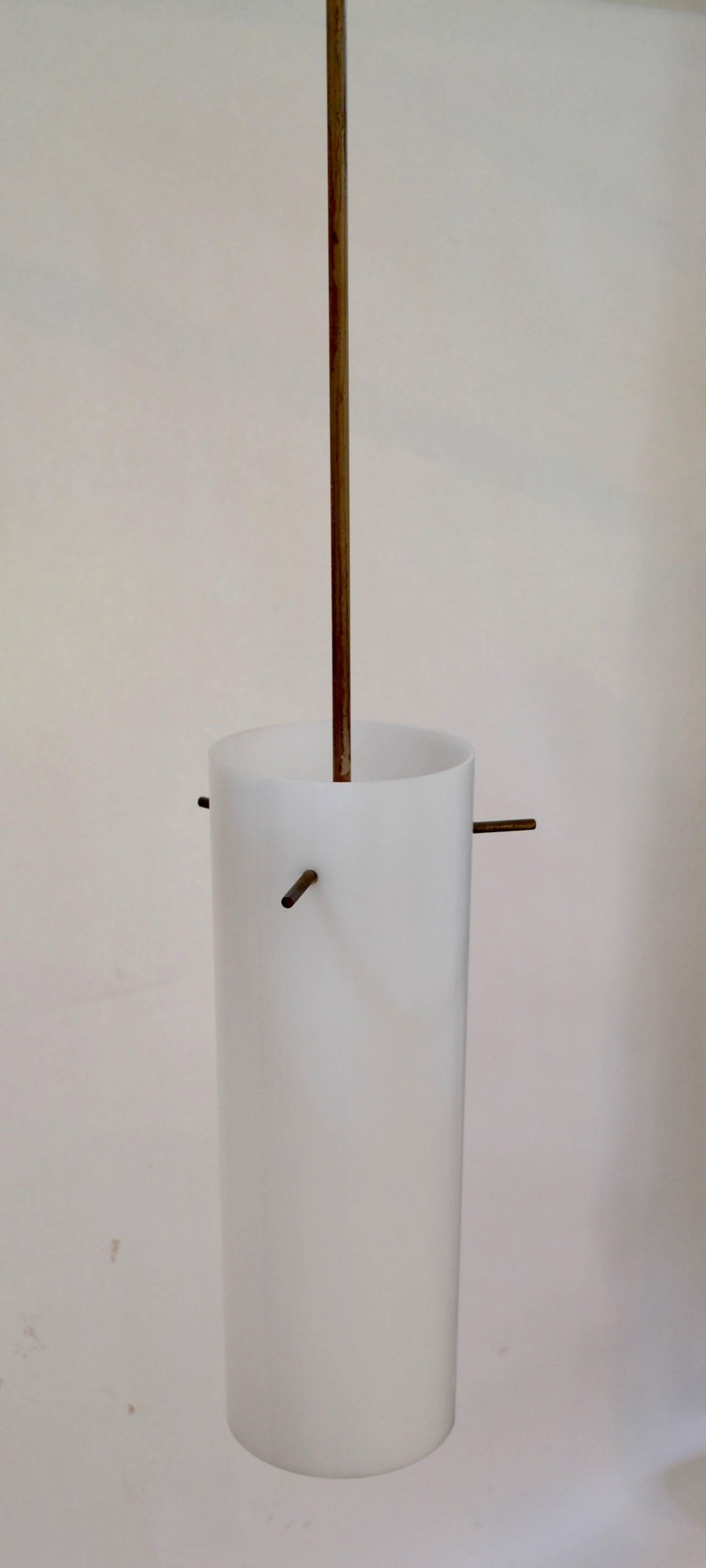 Lámparas colgantes de plexiglás blanco y latón en Excelente estado para la venta en Baltimore, MD