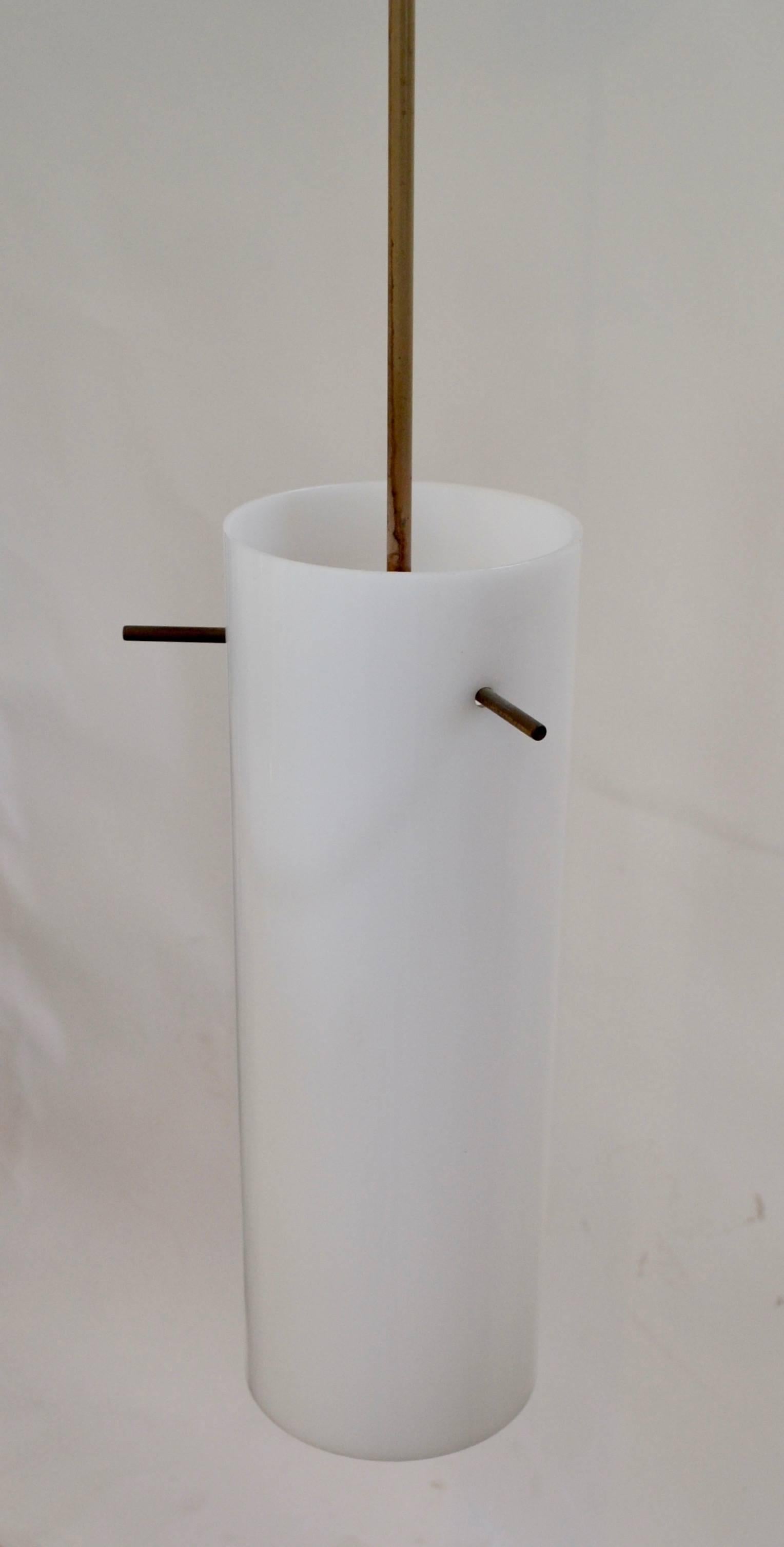Lámparas colgantes de plexiglás blanco y latón siglo XX en venta