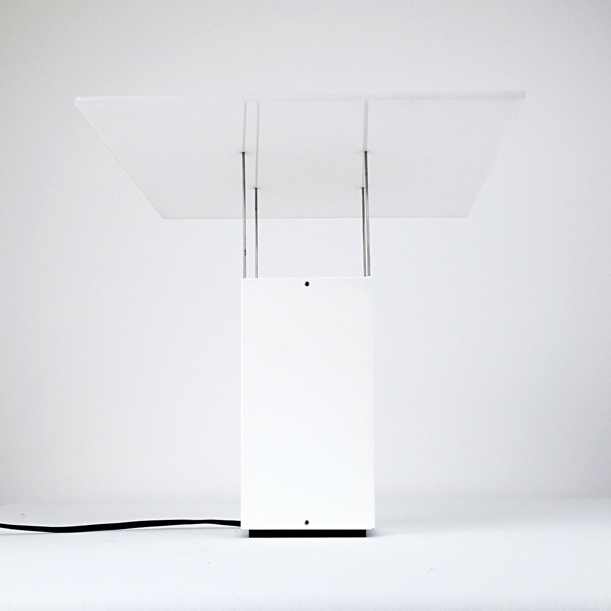 Mid-Century Modern Lampe de bureau en plexiglas blanc attribuée à Benno Premsela en vente