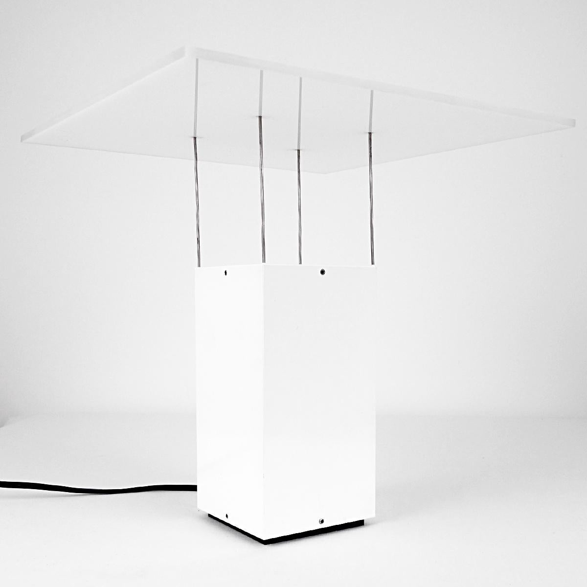 Néerlandais Lampe de bureau en plexiglas blanc attribuée à Benno Premsela en vente