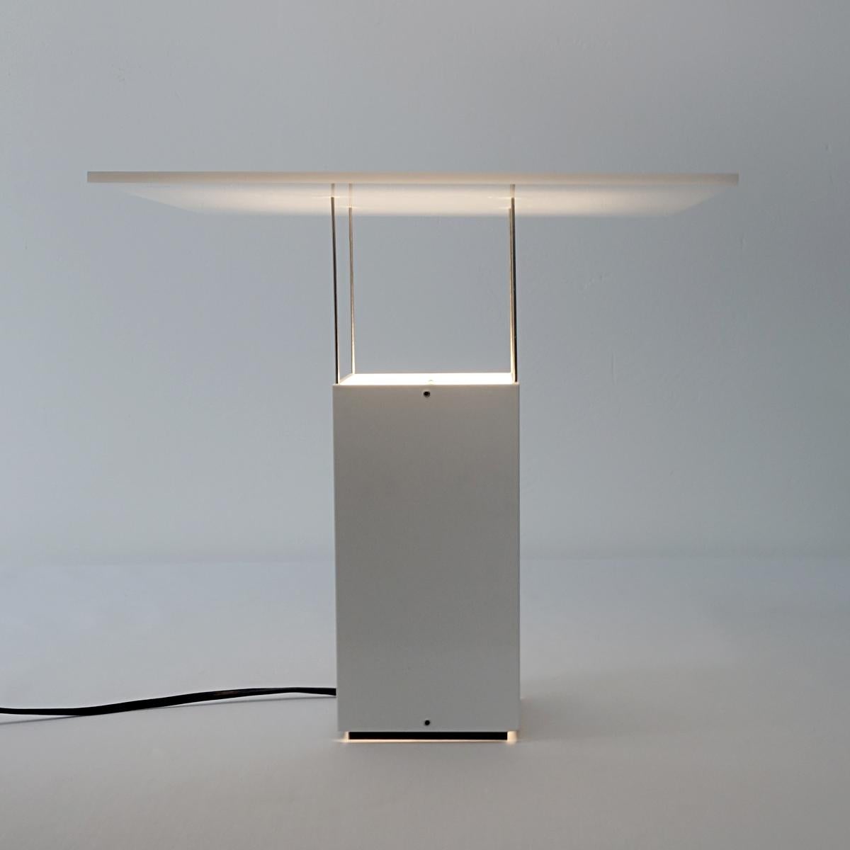 White Plexiglass Table Lamp attributed to Benno Premsela In Good Condition For Sale In Doornspijk, NL