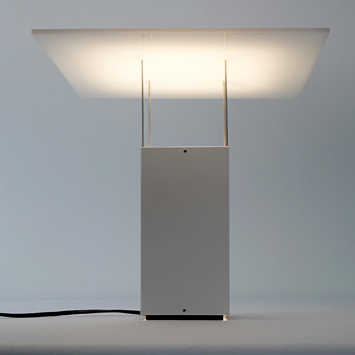 Métal Lampe de bureau en plexiglas blanc attribuée à Benno Premsela en vente