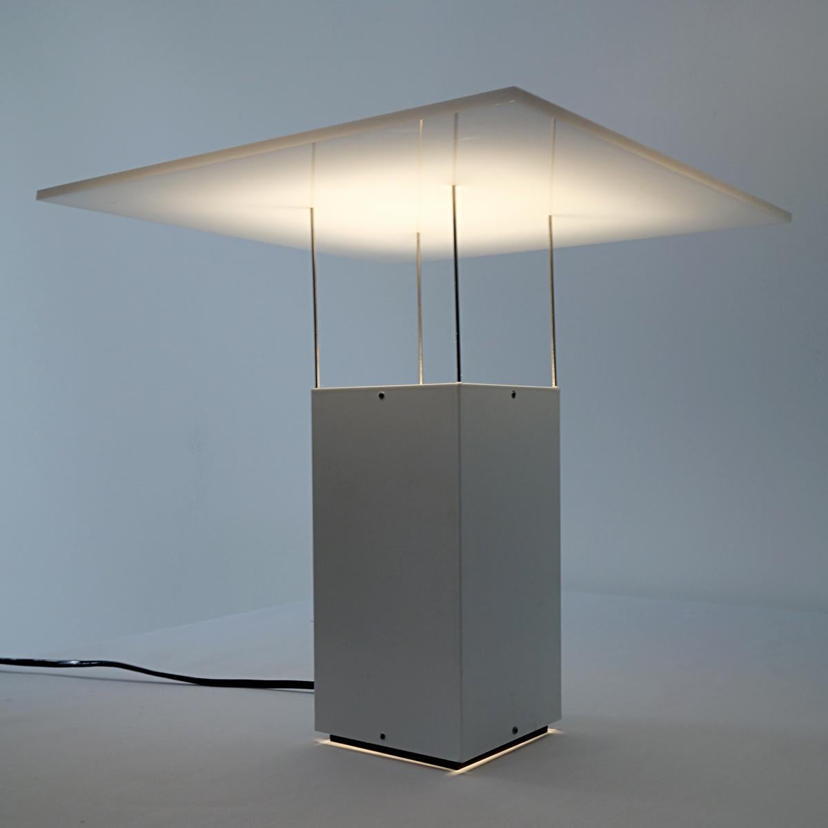Lampe de bureau en plexiglas blanc attribuée à Benno Premsela en vente 1