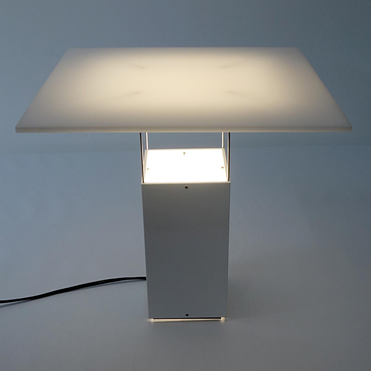 Lampe de bureau en plexiglas blanc attribuée à Benno Premsela en vente 2