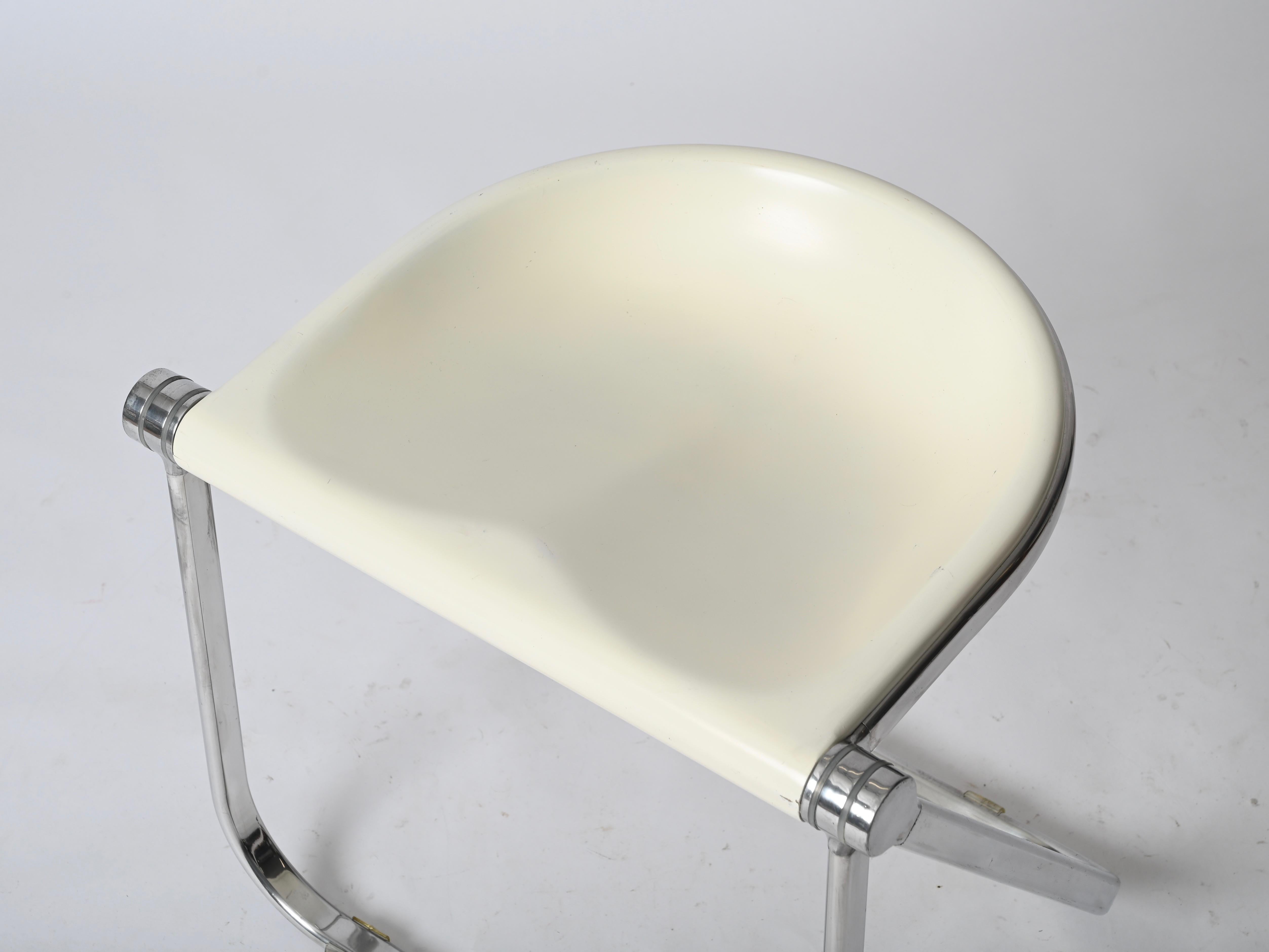 Silla Taburete Plegable Blanca Italiana de G. Piretti para Anonima Castelli, 1960 Plástico en venta