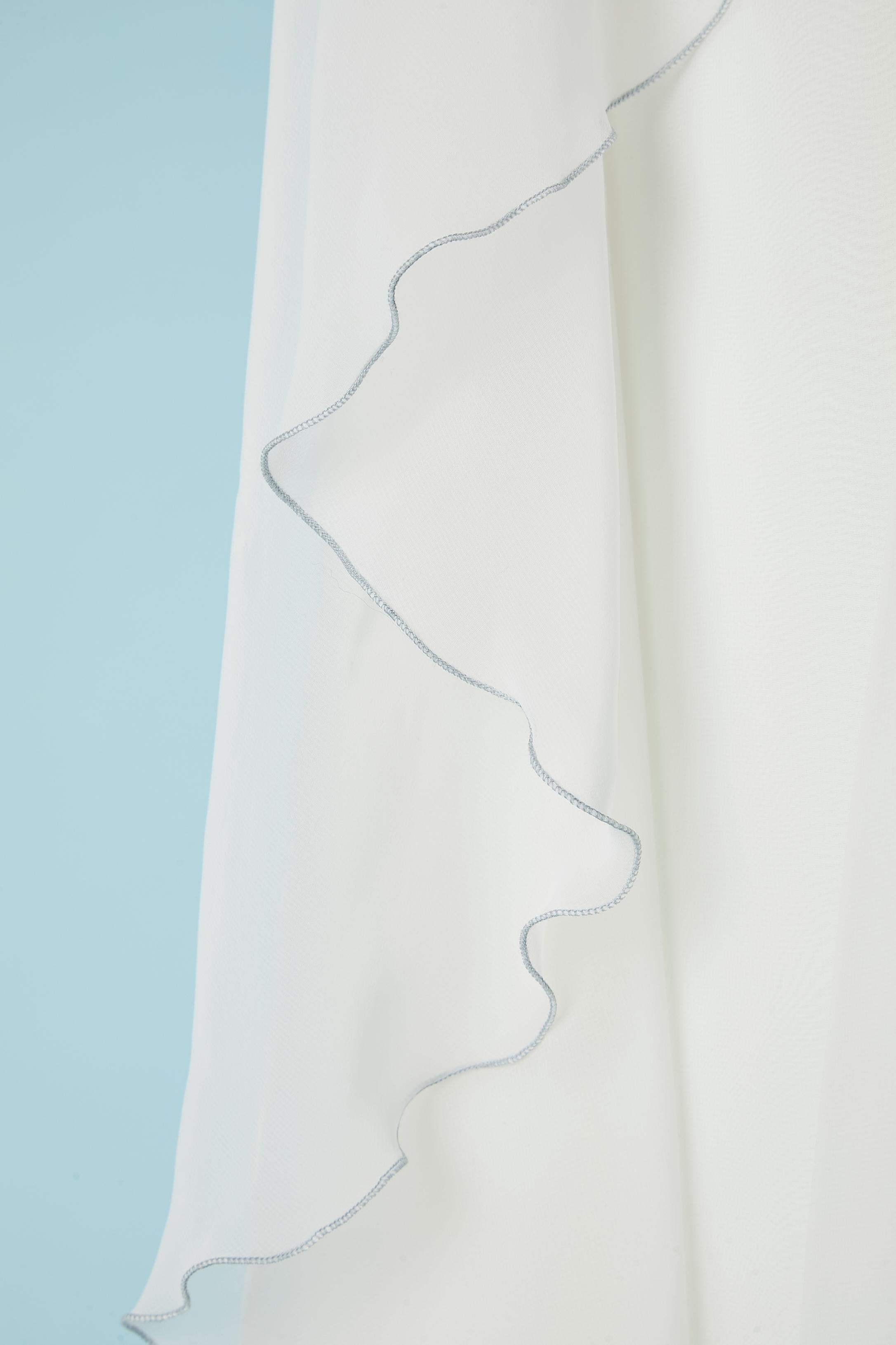 Gris Robe de soirée asymétrique en mousseline de polyester blanche avec volants DP  en vente