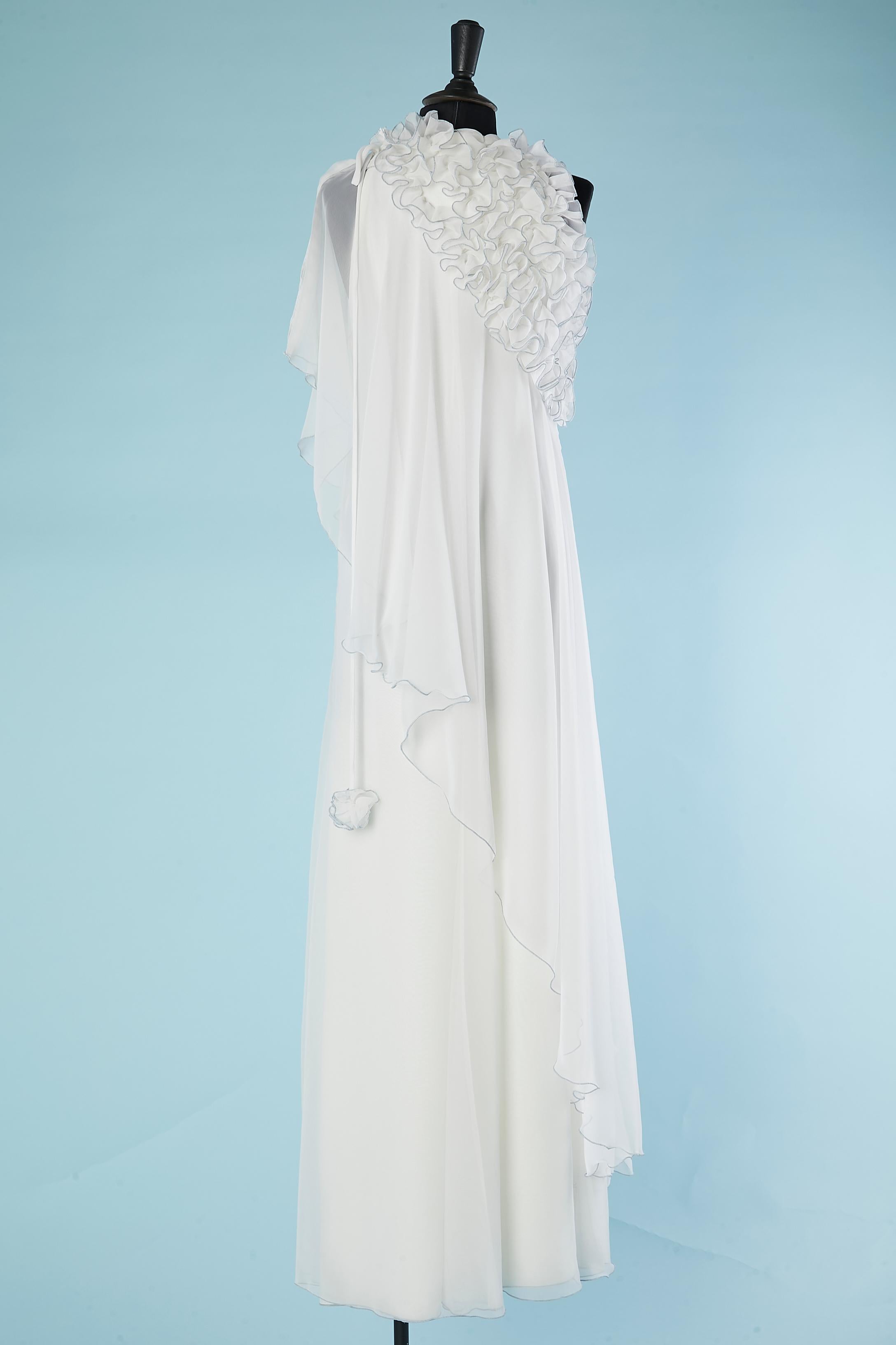 Robe de soirée asymétrique en mousseline de polyester blanche avec volants DP  Unisexe en vente