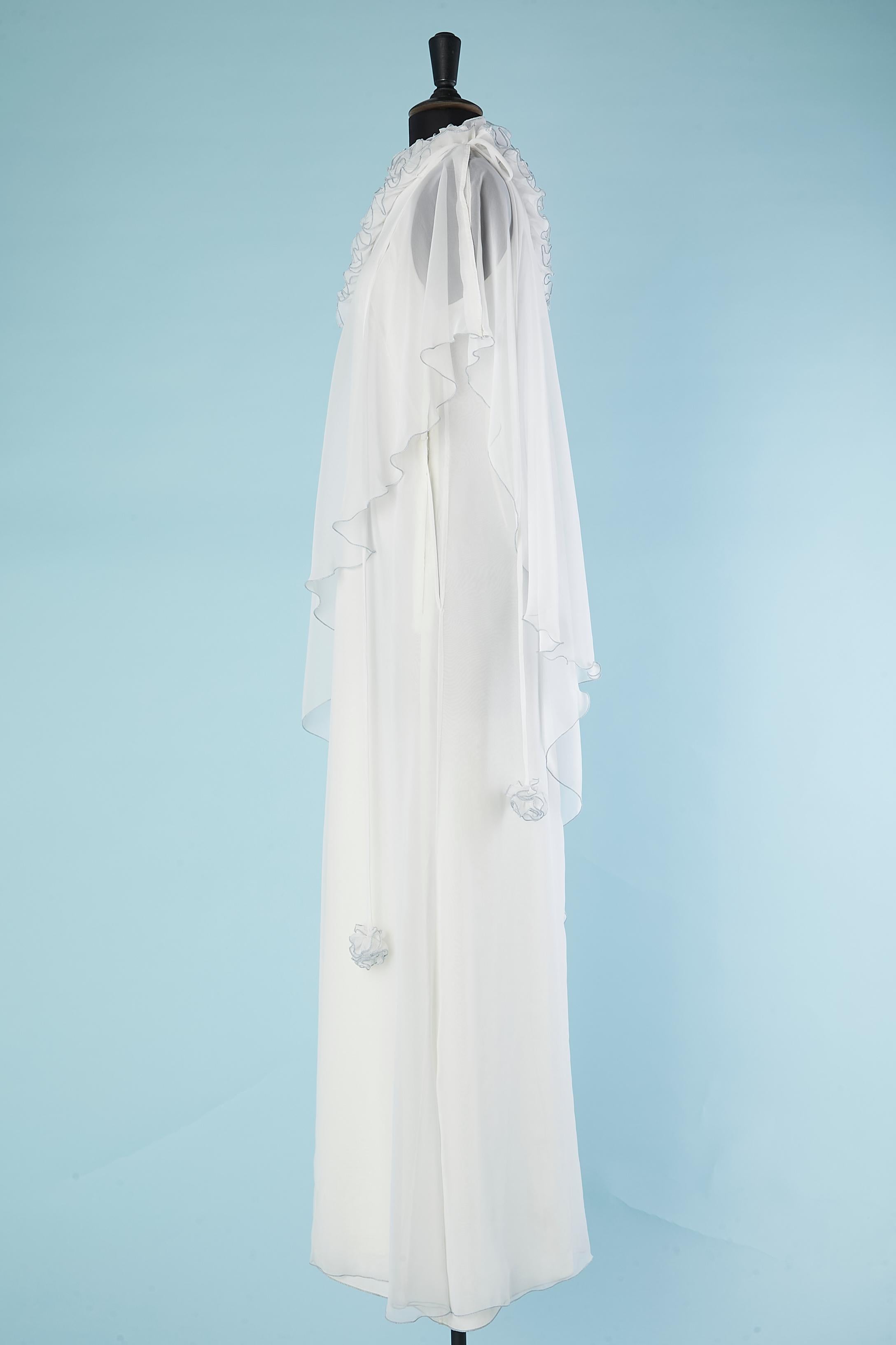 Robe de soirée asymétrique en mousseline de polyester blanche avec volants DP  en vente 1